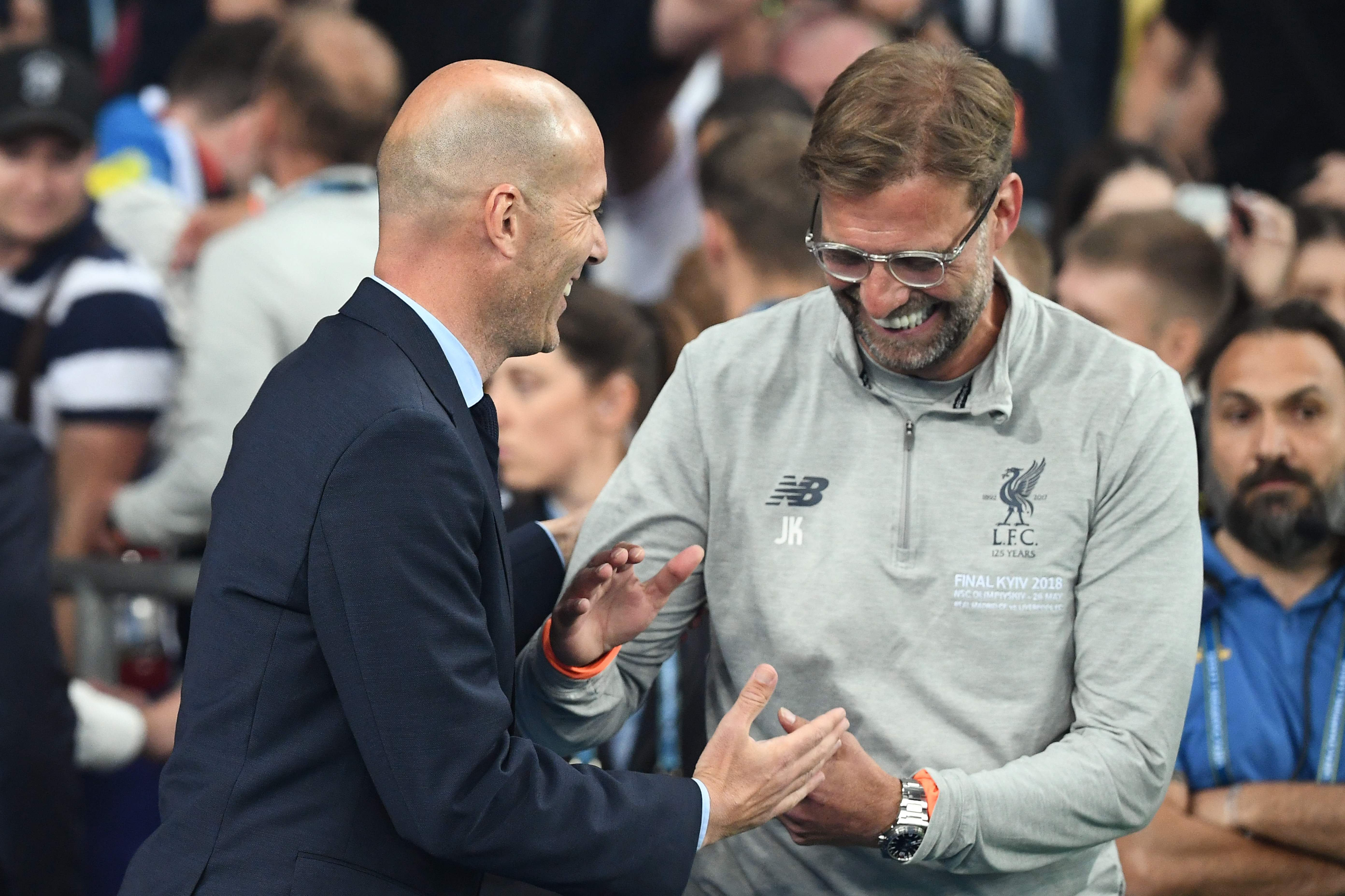 Zidane y Klopp se saludan antes de un partido de Champions League.