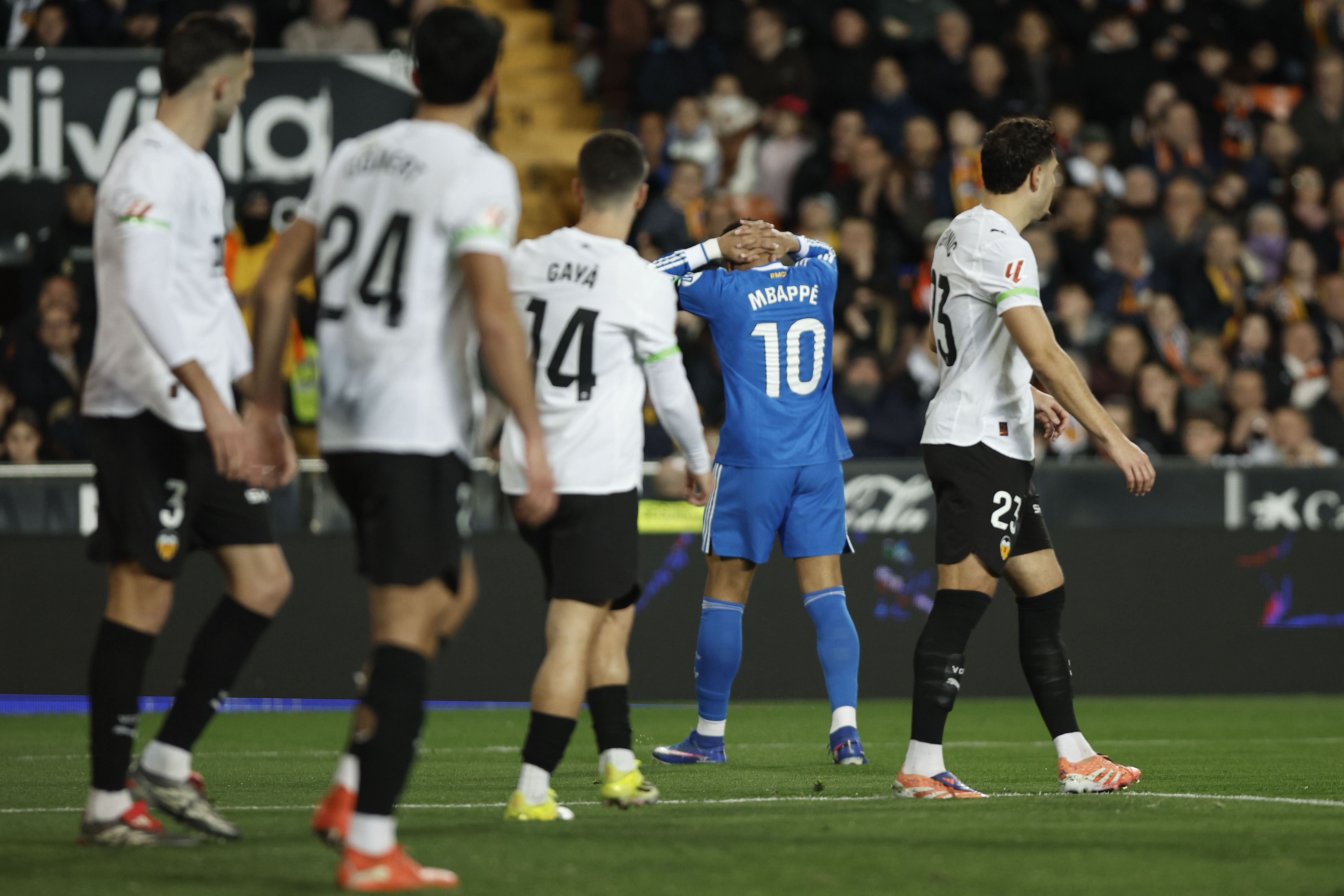 VALENCIA, 08/02/2026.- El delantero del Real Madrid Kylian Mbappé (2-d), durante el partido de LaLiga de fútbol que Valencia CF y Real Madrid disputan este domingo en el estadio de Mestalla. EFE/Biel Aliño
