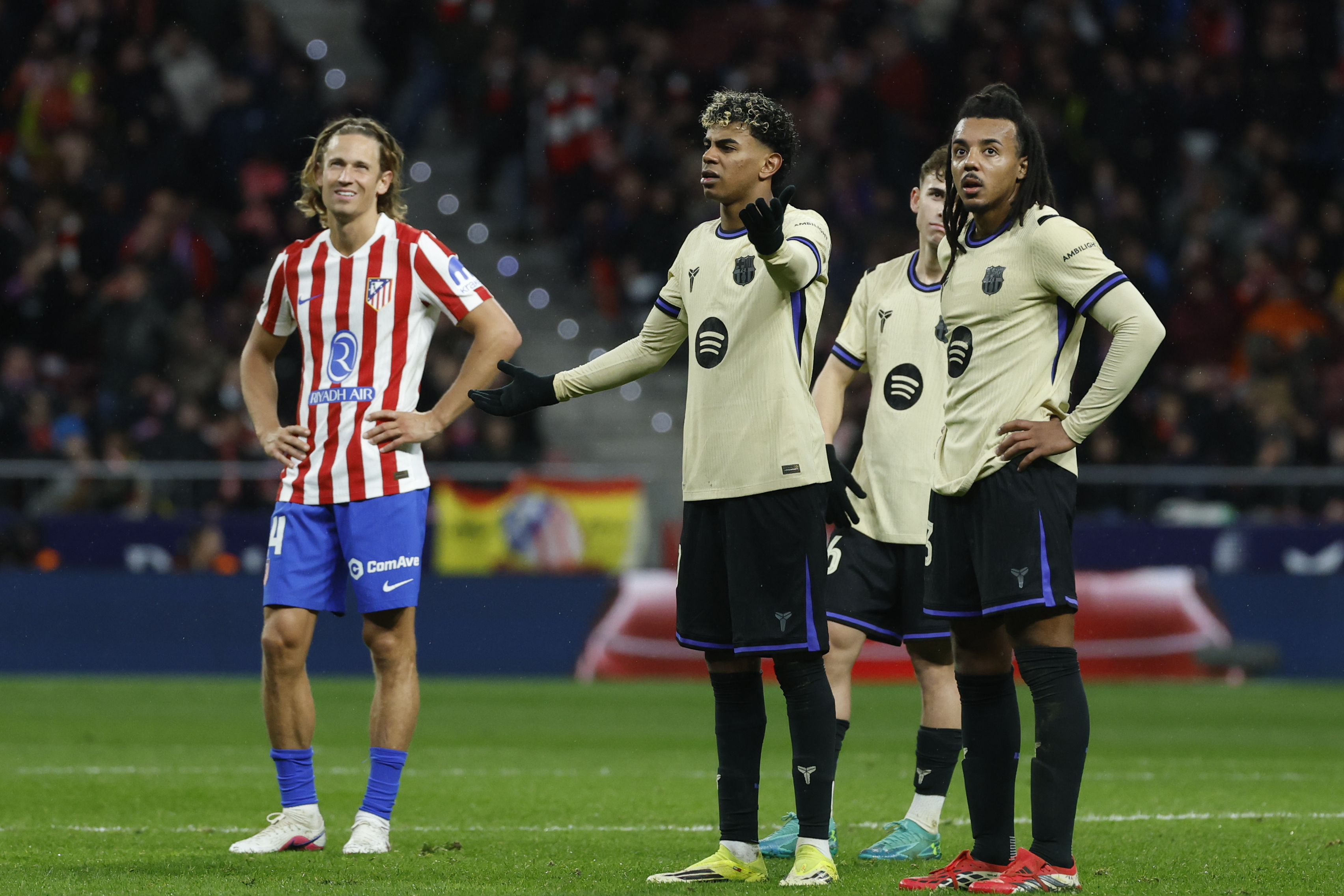 MADRID, 12/02/2026.- El delantero del Barcelona Lamine Yamal (c) durante el partido de ida de la semifinales de la Copa del Rey que Atlético de Madrid y FC Barcelona disputan este jueves en el estadio Metropolitano, en Madrid. EFE/Juanjo Martín
