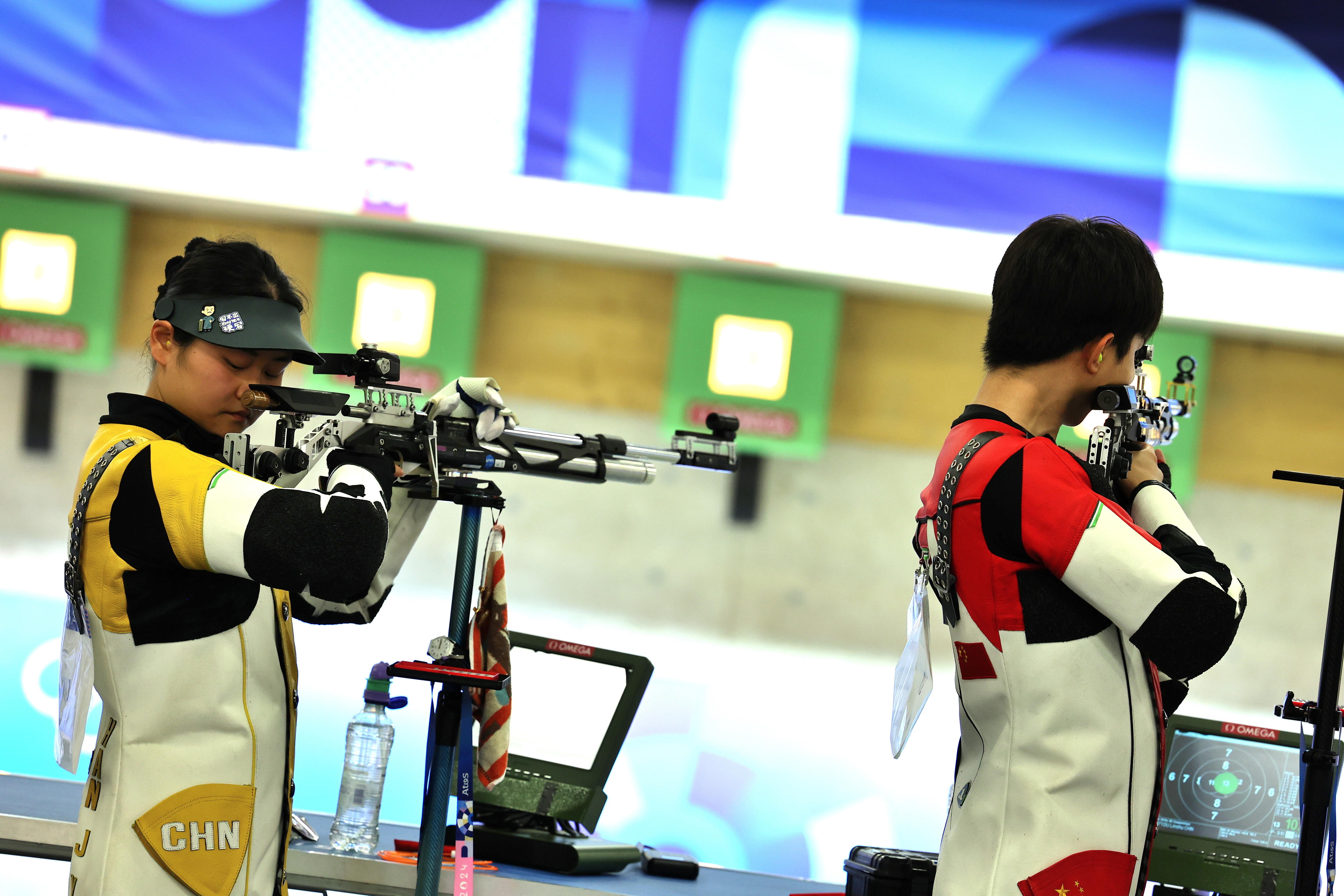 Chateauroux (France), 27/07/2024.- Yuting Huang (R) and Lihao Zheng of China during the 10m Air Rifle Mixed Team qualification of the shooting competitions in the Paris 2024 Olympic Games at the Shooting centre in Chateauroux, France, 27 July 2024 (Francia) EFE/EPA/VASSIL DONEV
