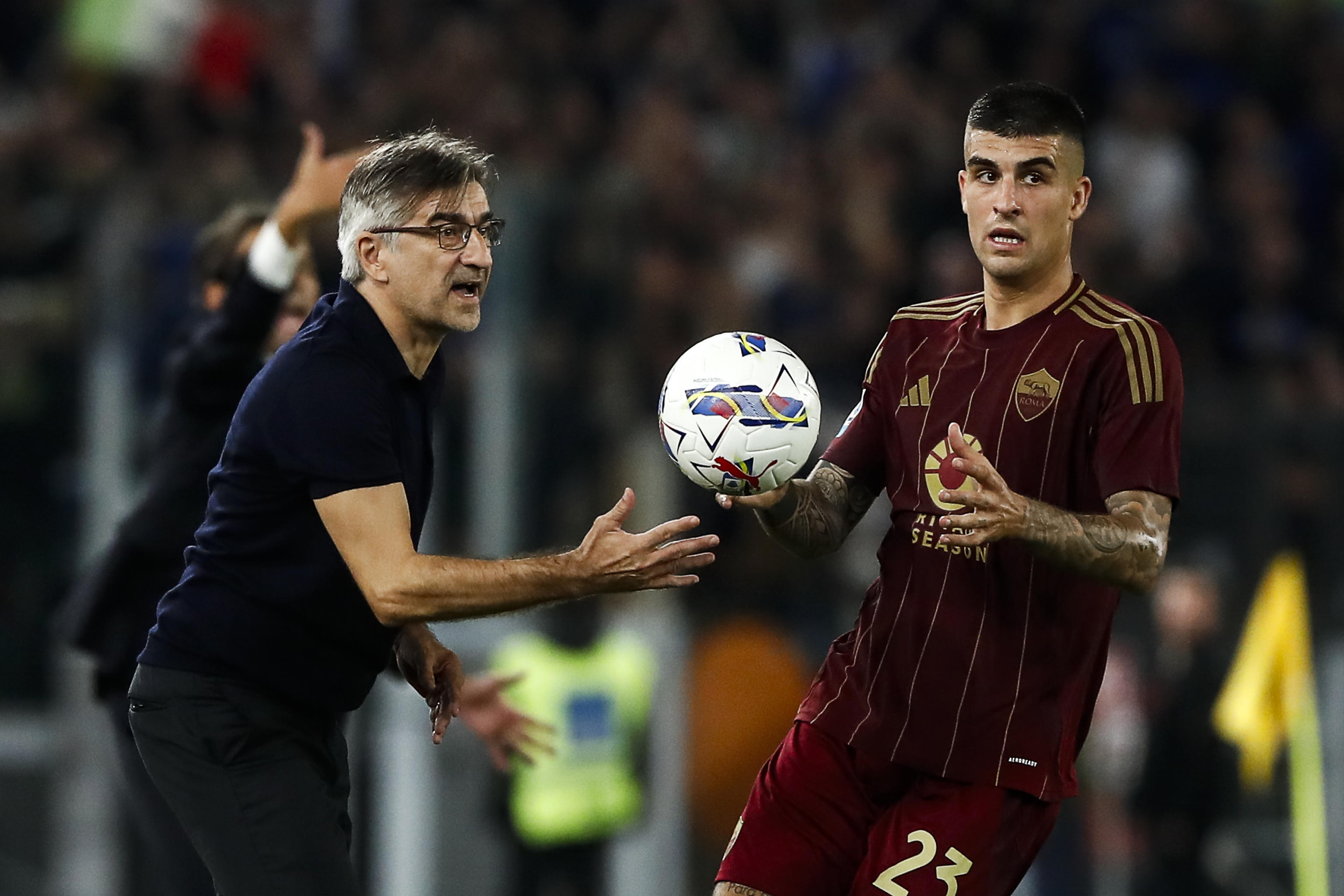 Rome (Italy), 20/10/2024.- Roma's coach Ivan Juric reacts during the Italian Serie A soccer match AS Roma vs FC Inter at Olimpico stadium in Rome, Italy, 20 October 2024. (Italia, Roma) EFE/EPA/ANGELO CARCONI
