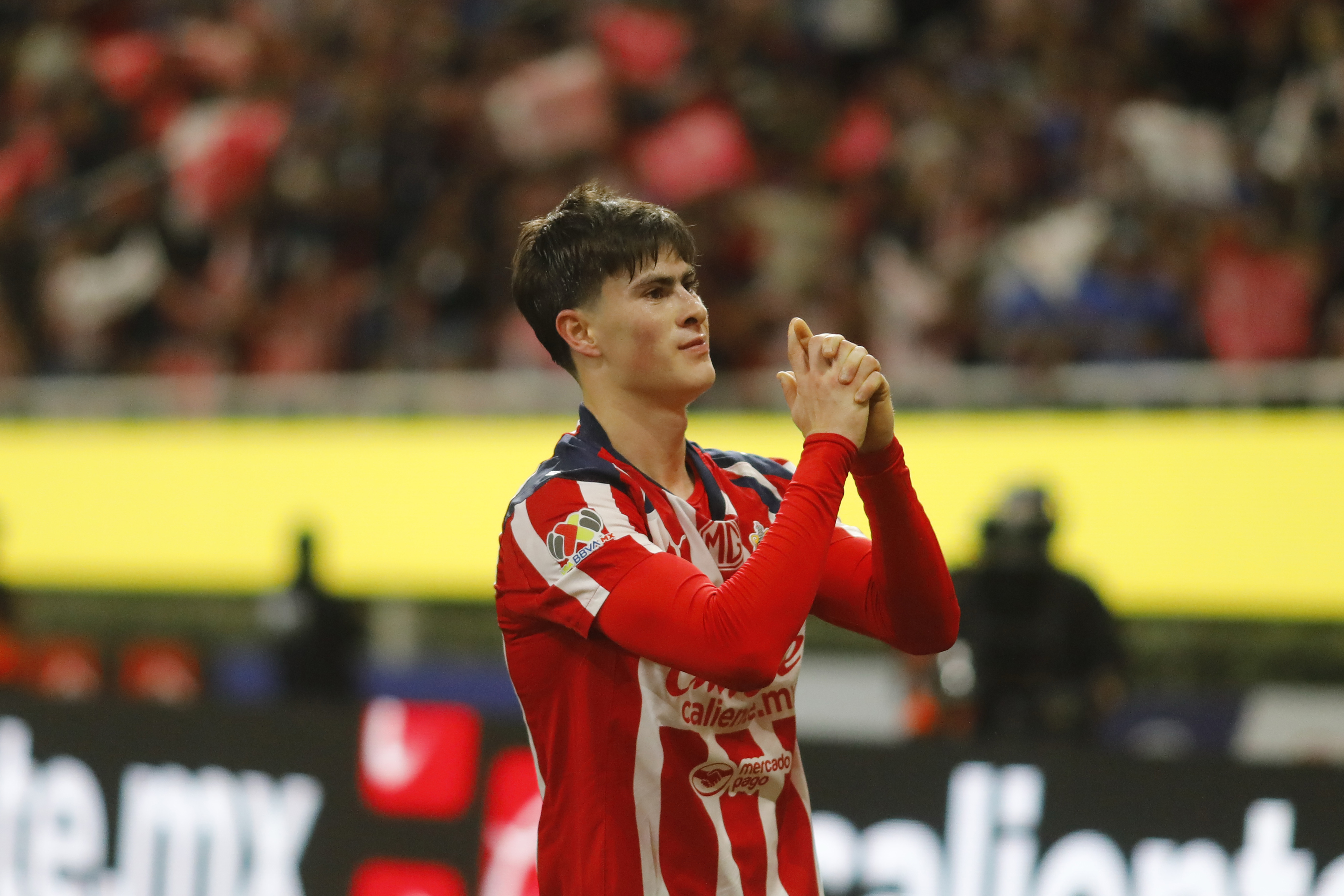 AME5367. GUADALAJARA (MÉXICO), 14/02/2026.- Armando González de Guadalajara celebra un gol este sábado, en un partido de la Liga MX entre Guadalajara y América disputado en el Estadio Akron, en Guadalajara (México). EFE/ Francisco Guasco
