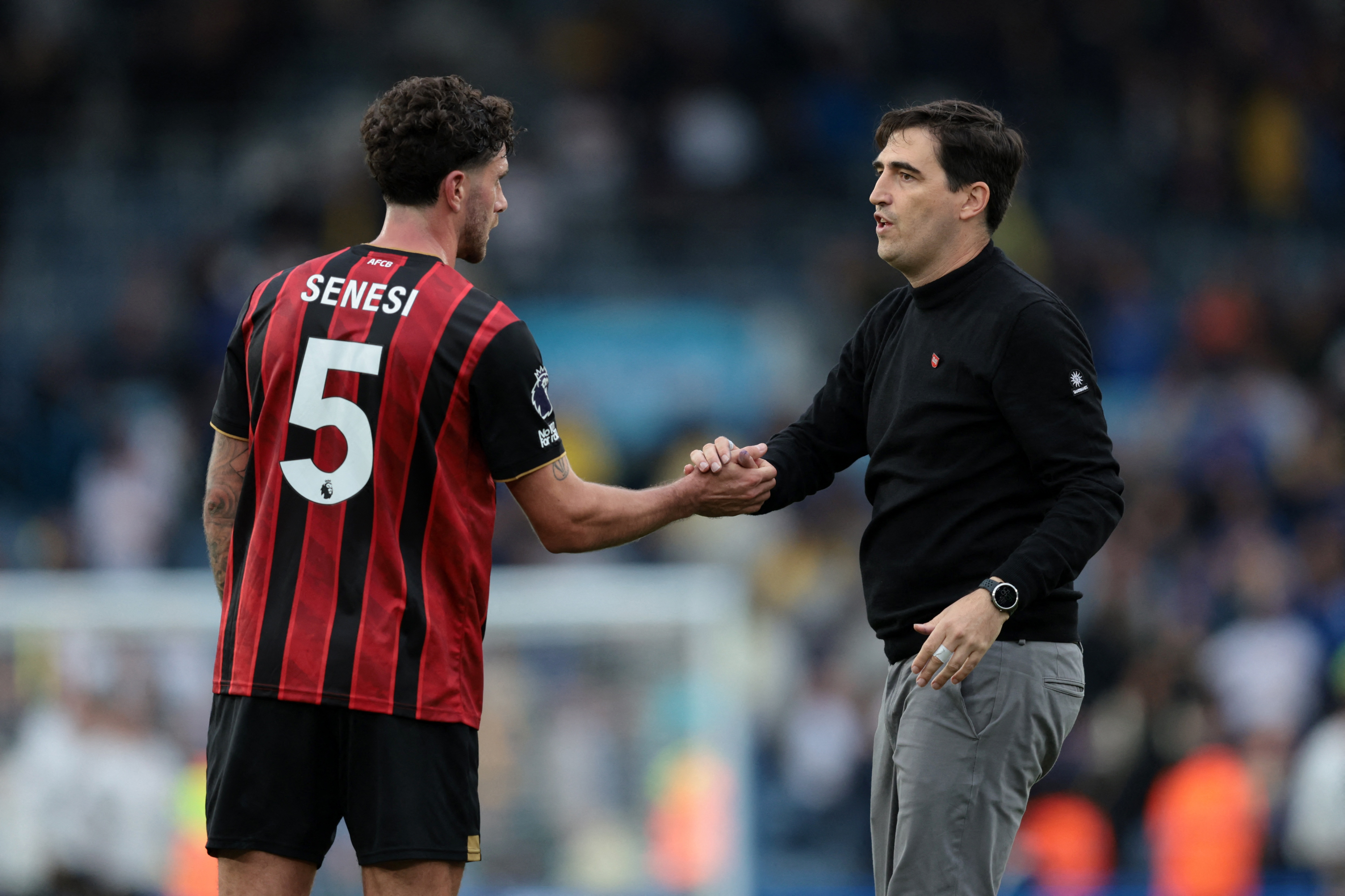 Soccer Football - Premier League - Leeds United v AFC Bournemouth - Elland Road, Leeds, Britain - September 27, 2025 AFC Bournemouth manager Andoni Iraola shakes hands with AFC Bournemouth's Marcos Senesi at the end of the match Action Images via Reuters/John Clifton EDITORIAL USE ONLY. NO USE WITH UNAUTHORIZED AUDIO, VIDEO, DATA, FIXTURE LISTS, CLUB/LEAGUE LOGOS OR 'LIVE' SERVICES. ONLINE IN-MATCH USE LIMITED TO 120 IMAGES, NO VIDEO EMULATION. NO USE IN BETTING, GAMES OR SINGLE CLUB/LEAGUE/PLAYER PUBLICATIONS. PLEASE CONTACT YOUR ACCOUNT REPRESENTATIVE FOR FURTHER DETAILS..