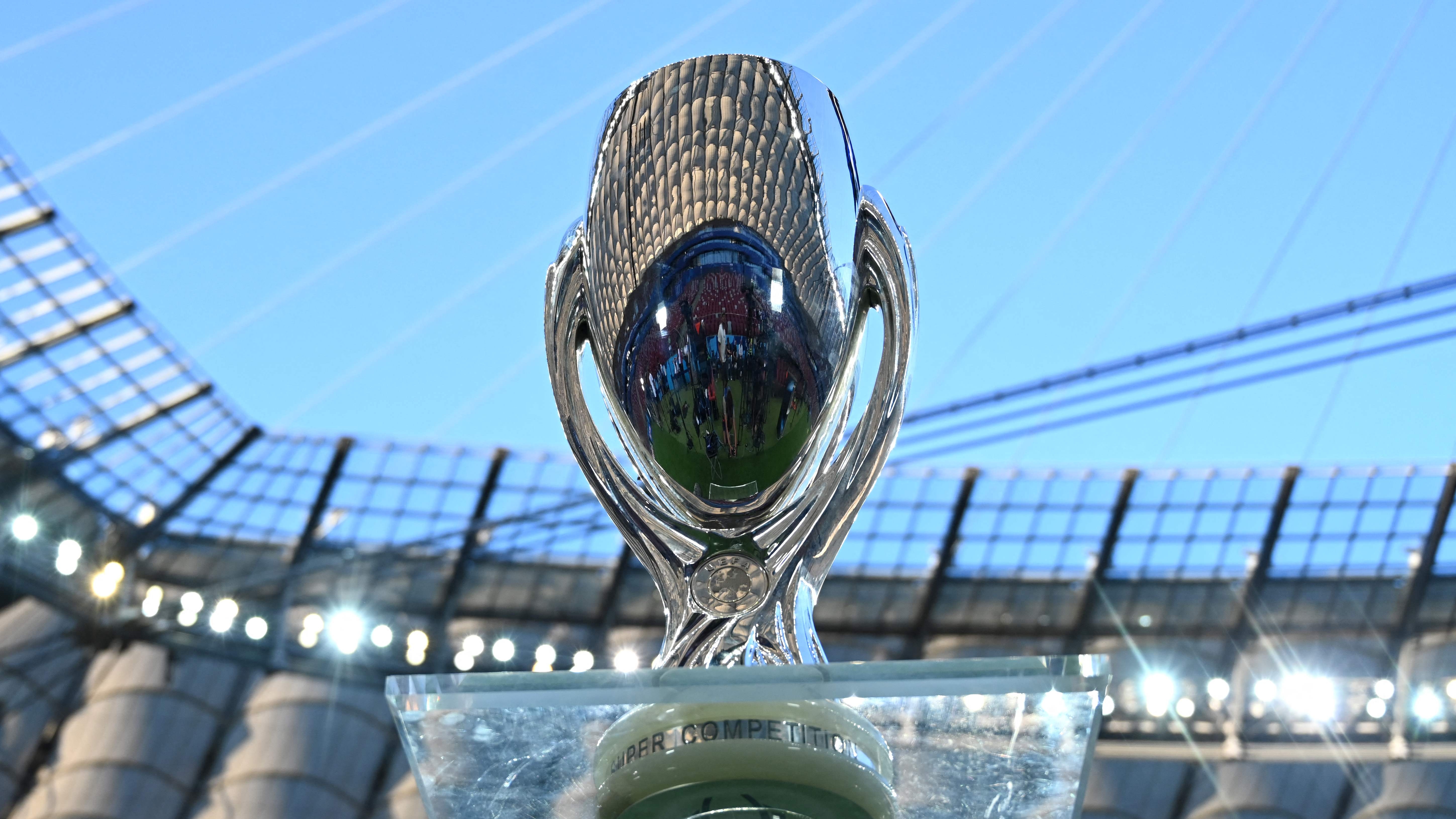 El trofeo de campeón de la Supercopa de Europa de la UEFA, cuya edición de 2024 enfrenta a Real Madrid y Atalanta en el Estadio Nacional de Varsovia (Polonia).