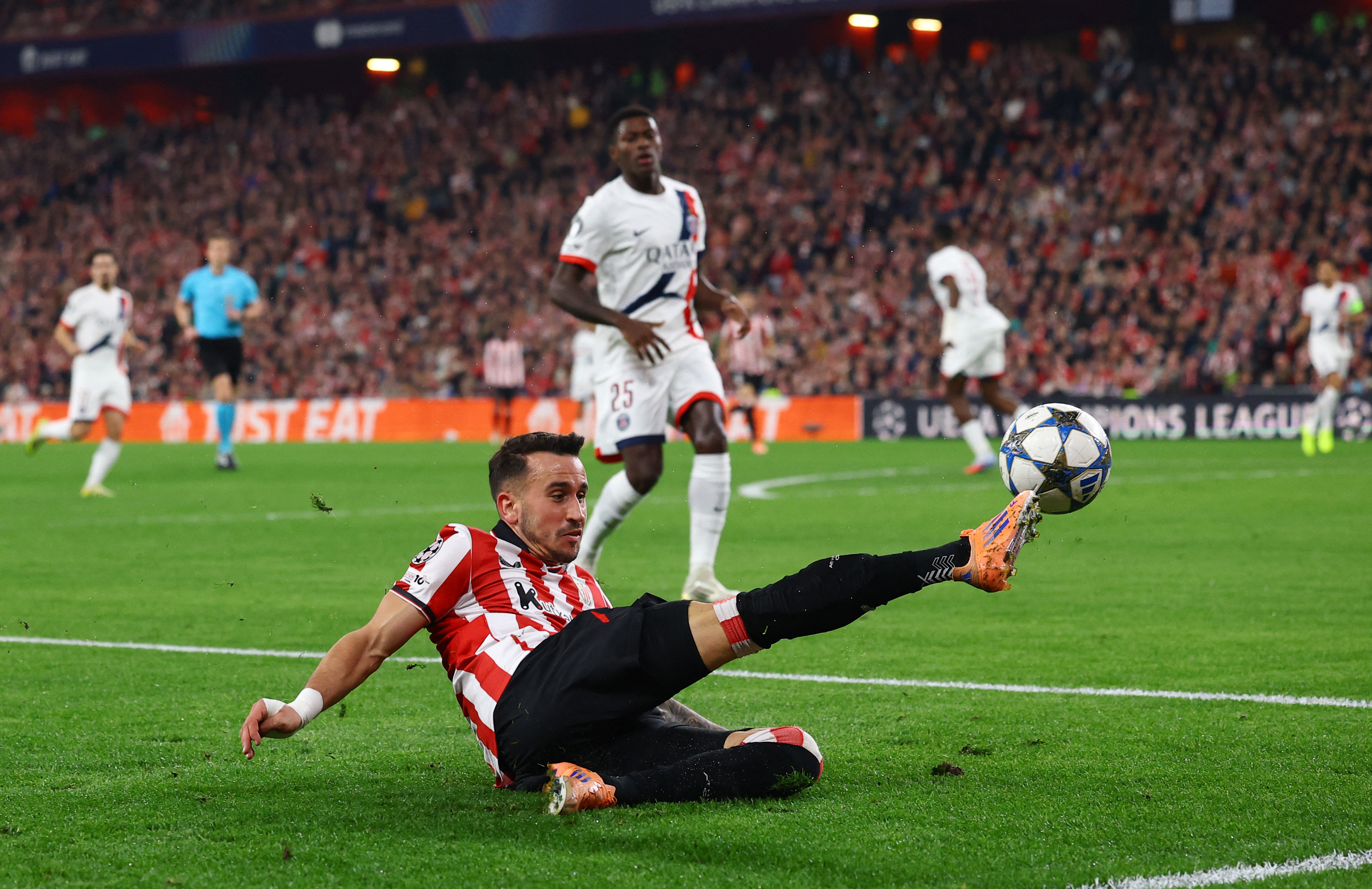 Soccer Football - UEFA Champions League - Athletic Bilbao v Paris St Germain - San Mames, Bilbao, Spain - December 10, 2025 Athletic Bilbao's Alex Berenguer in action REUTERS/Albert Gea