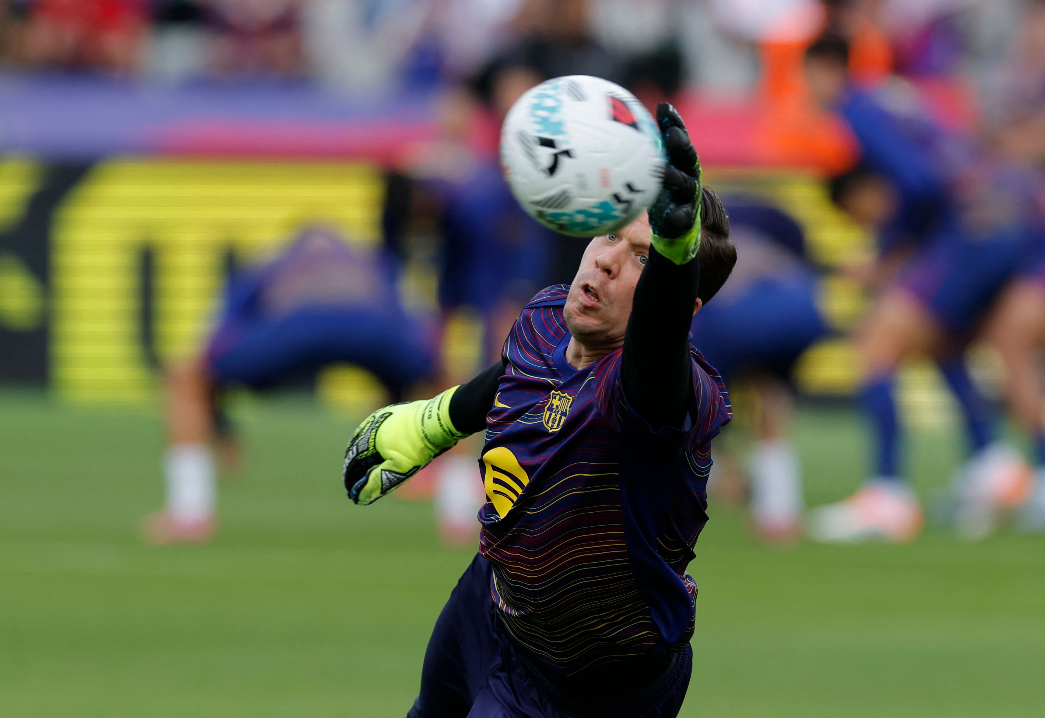 Barcelona's Polish goalkeeper #25 Wojciech Szczesny warms up prior the Spanish league football match between FC Barcelona and Real Sociedad at the Estadi Olimpic Lluis Companys in Barcelona on September 28, 2025. (Photo by Josep LAGO / AFP)