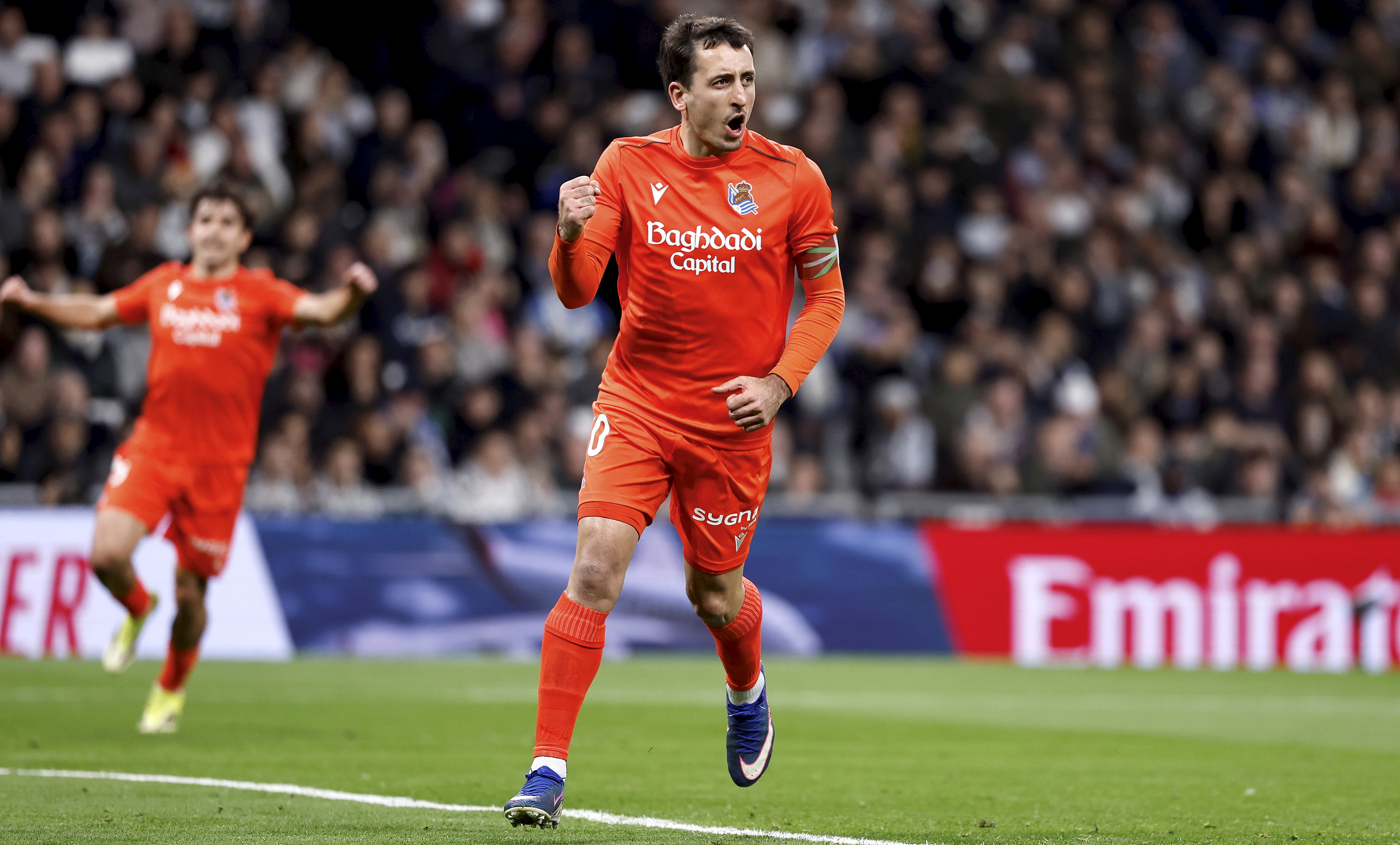 Mikel Oyarzabal celebra un gol.