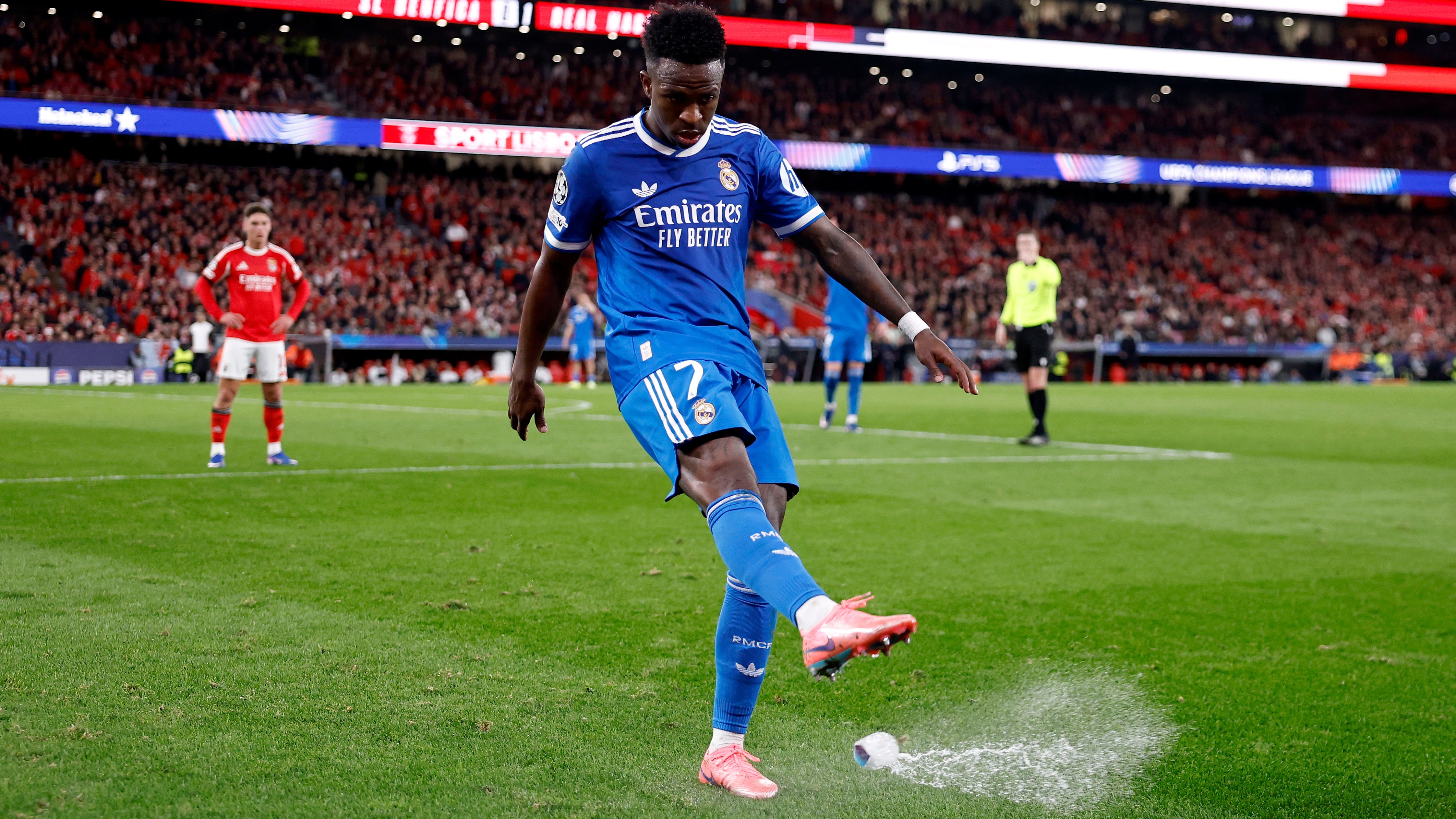 17/02/26 PARTIDO CHAMPIONS LEAGUE DIECISEISAVOS IDA 
BENFICA - REAL MADRID
VINICIUS JR OBJETOS LANZADOS 