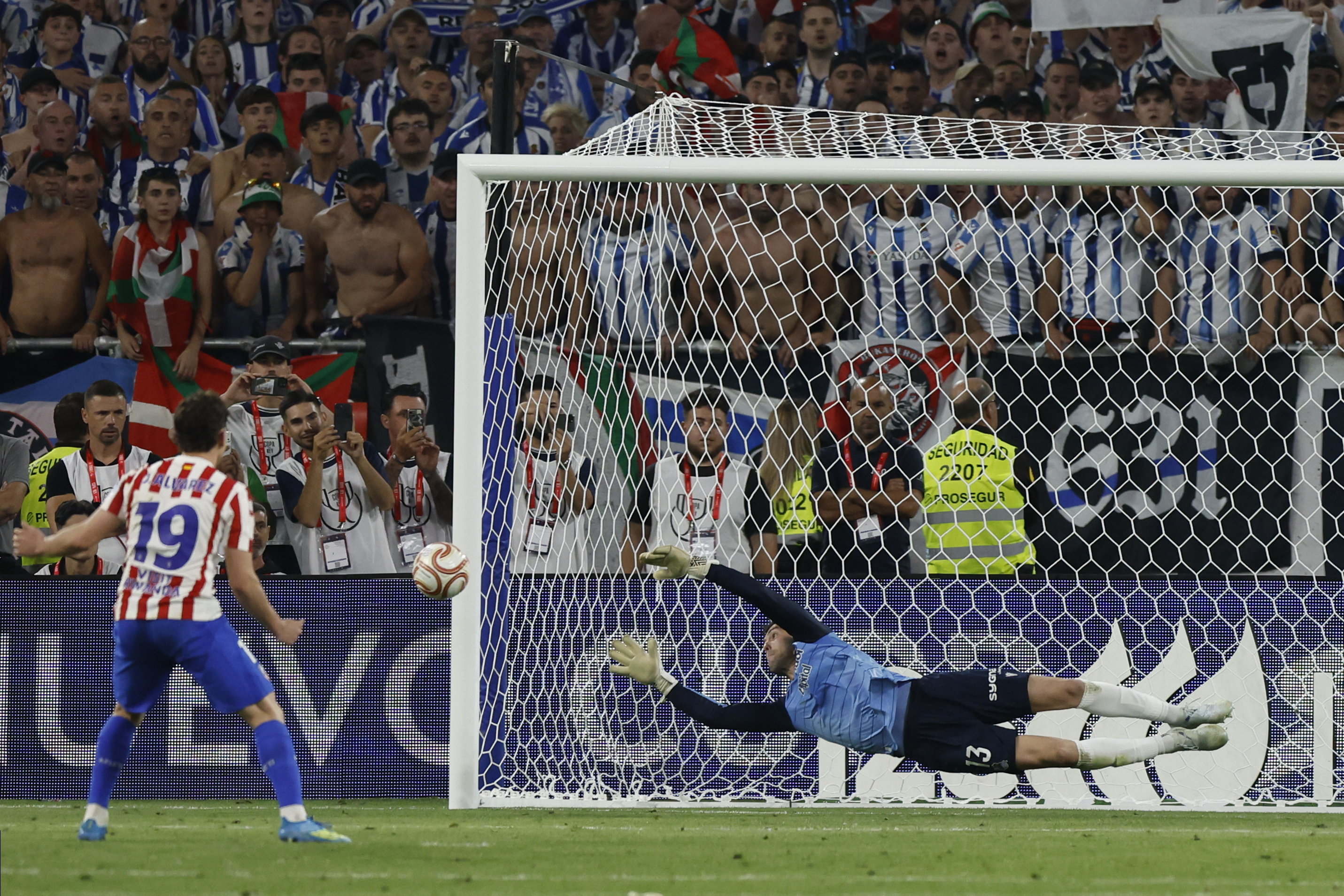 SEVILLA, 17/04/2026.- El guardameta de la Real Sociedad, Unai Marrero, detiene el lanzamiento del delantero argentino del Atlético de Madrid, Julián Álvarez, durante la final de la Copa del Rey que han disputado este sábado en el estadio de La Cartuja, en Sevilla. EFE/Julio Muñoz.
