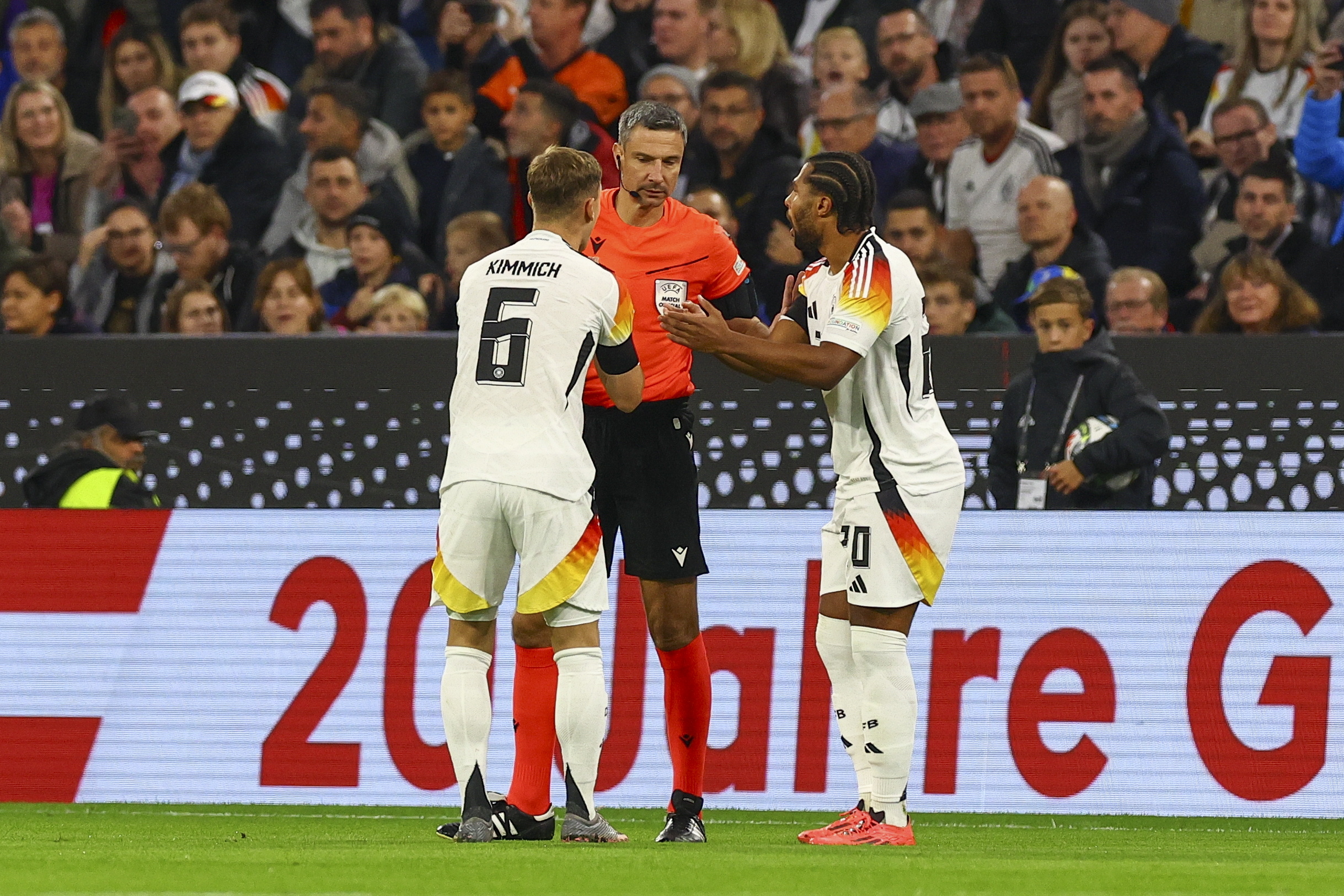 Munich (Germany), 14/10/2024.- Joshua Kimmich of Germany (L) and Serge Gnabry of Germany (R) complain to referee Slavko Vincic after he ruled a goal offside following a video review during the UEFA Nations League group soccer match between Germany and Netherlands, in Munich, Germany, 14 October 2024. (Alemania, Países Bajos; Holanda) EFE/EPA/FILIP SINGER
