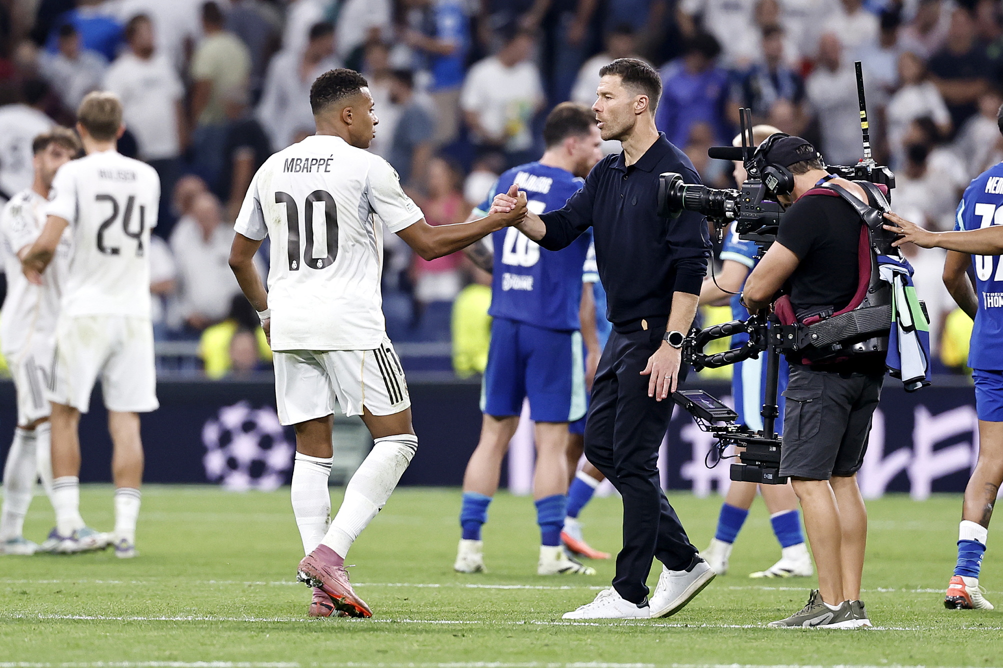 Xabi Alonso felicita Klyan Mbappé tras terminar el partido.