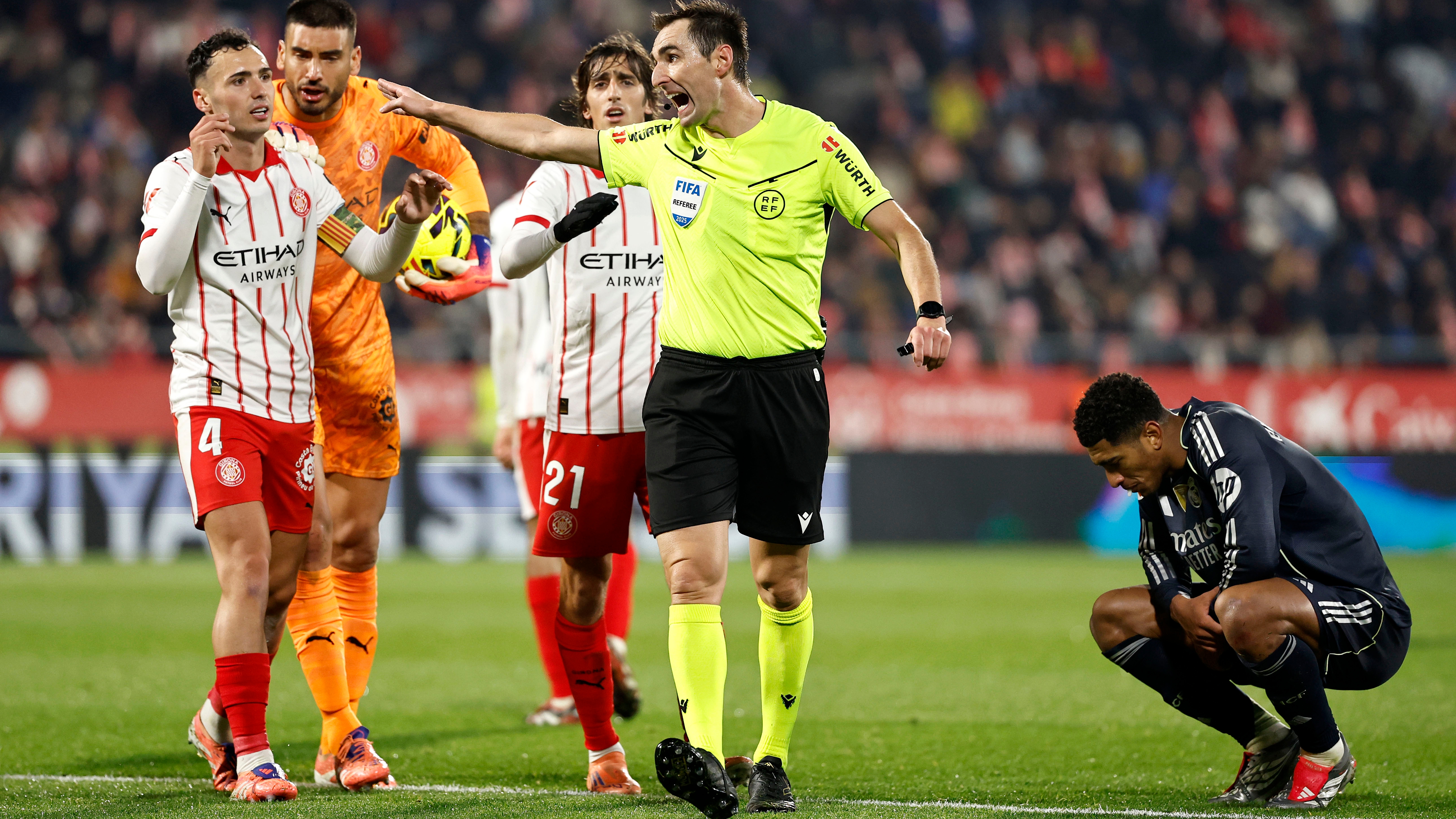 30/11/25 PARTIDO PRIMERA DIVISION 
GIRONA - REAL MADRID 
PROTESTAS RICARDO DE BURGOS BENGOETXEA ARBITRO 
TRISTEZA JUDE BELLINGHAM