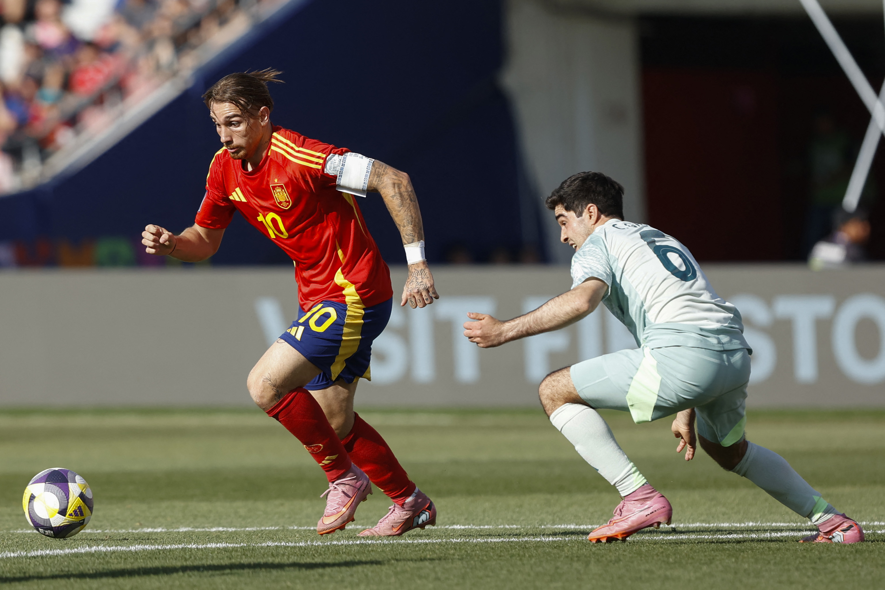 Spain's forward #10 Iker Bravo and Mexico's midfielder #06 Cesar Garza fight for the ball during the 2025 FIFA U20 World Cup football match between Spain and Mexico at the National Stadium in Santiago on October 1, 2025. (Photo by Raul BRAVO / AFP)