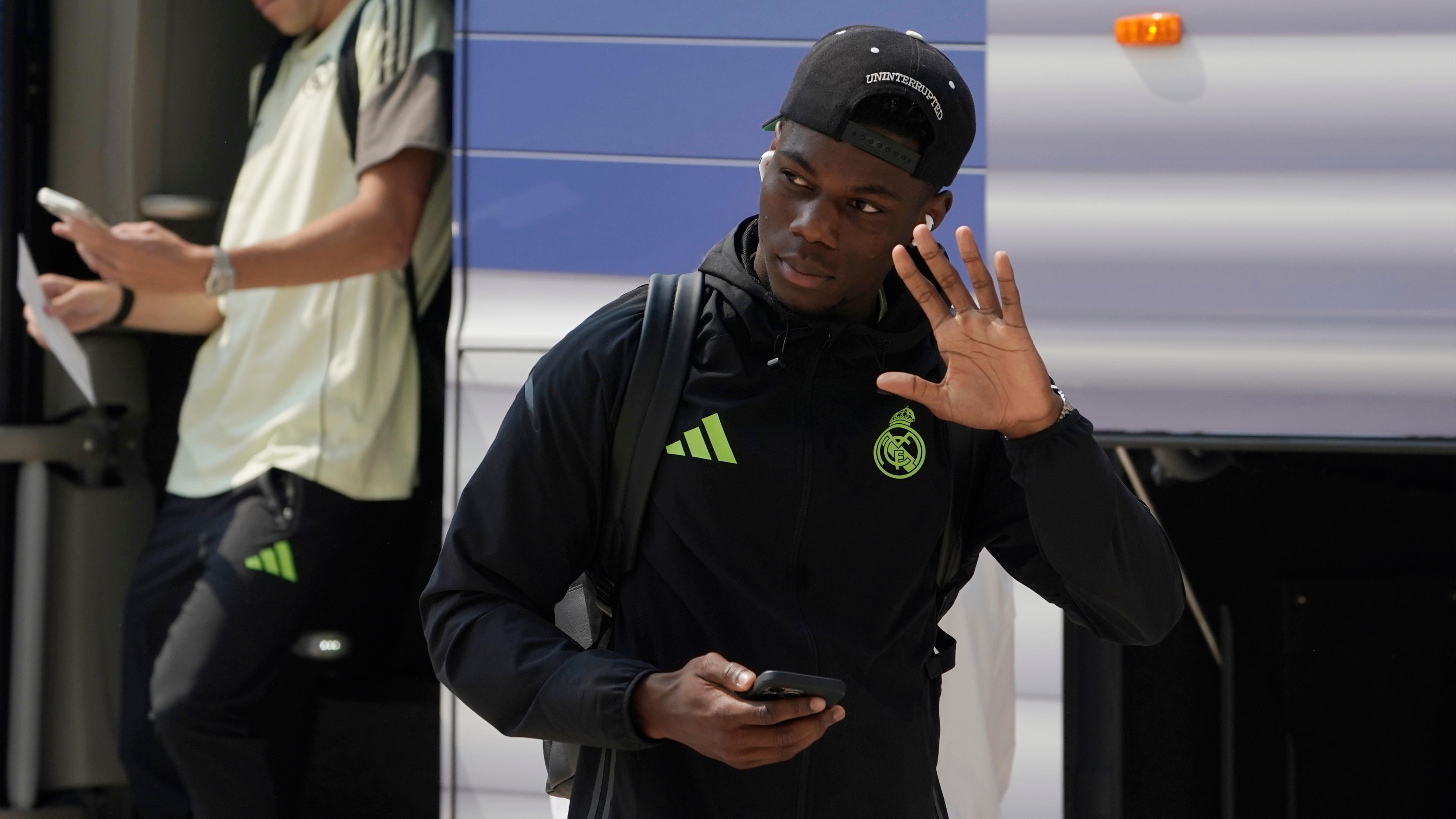 OVIEDO, 24/08/2025.- El jugador del Real Madrid Aurélien Tchouaméni Futbolista a su llegada al hotel de concentración del equipo en Oviedo, horas antes del partido correspondiente a la segunda jornada de la LaLiga EA Sports que enfrenta al Real Oviedo y al Real Madrid, esta tarde en el estadio Carlos Tartiere. EFE/Paco Paredes