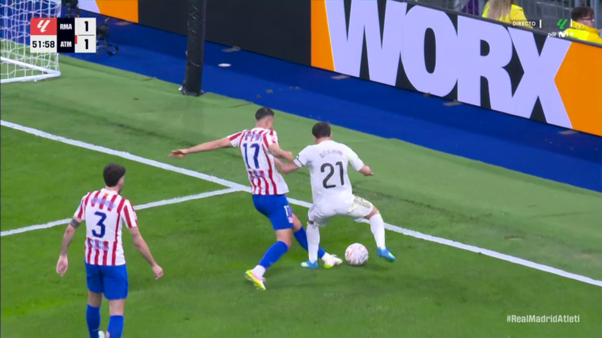 El penalti de Hancko a Brahim en el minuto 51 del derbi que enfrenta a Real Madrid y Atlético en la jornada 29 de LaLiga EA Sports.
