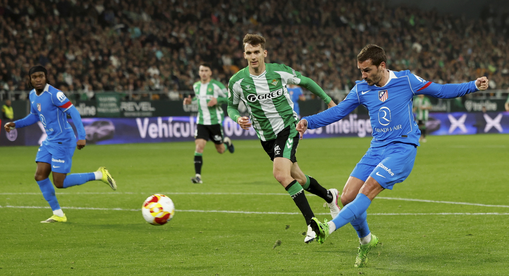 0-4. Otro contragolpe letal. El debutante, Ademola Lookman, avazan desde el centro del campo, le dobla Antoine Griezmann, le asiste el delantero nigeriano y el mediocentro francés bate a Adrián.