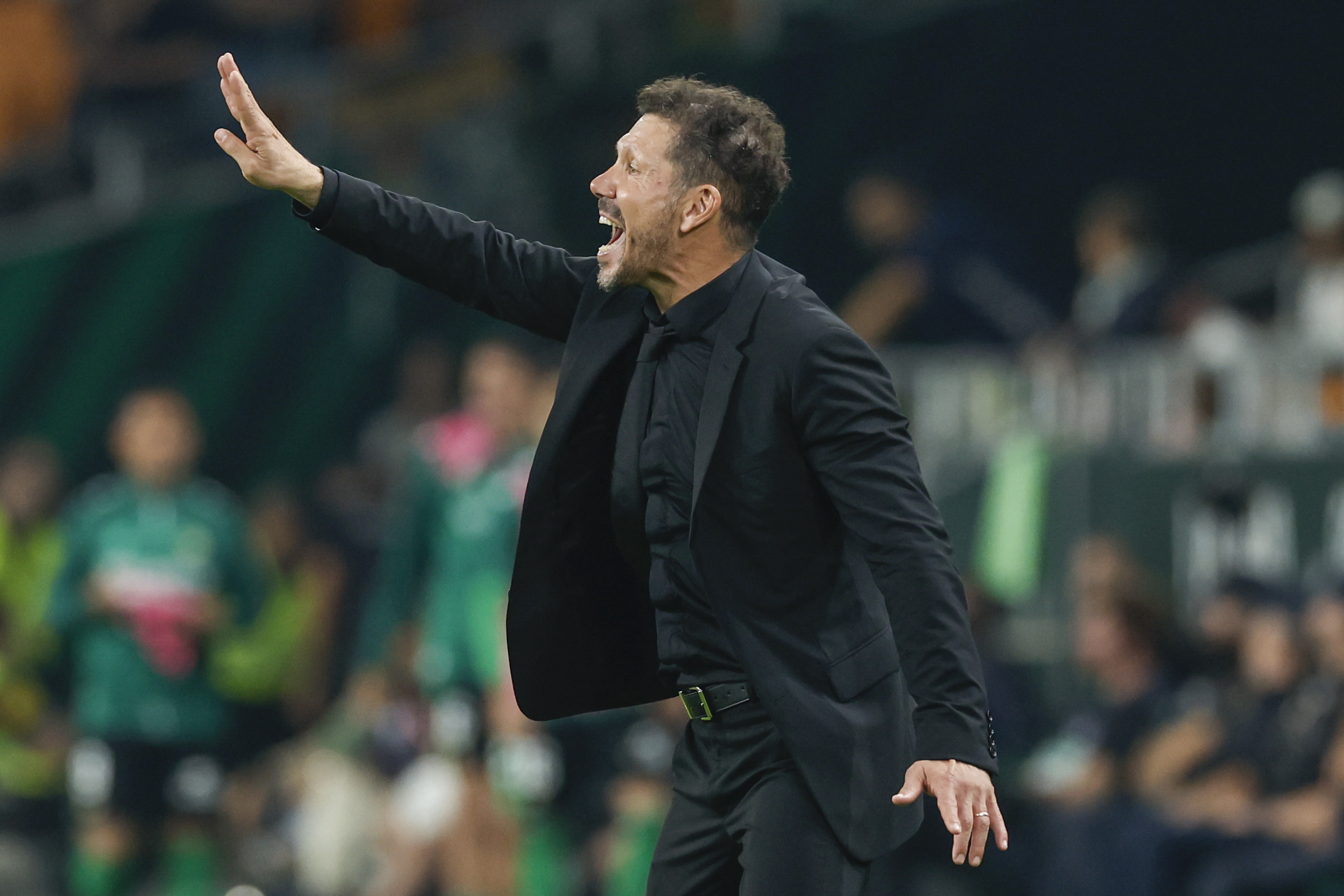 SEVILLA, 27/10/2025.- El técnico argentino del Atlético de Madrid, Diego Pablo Simeone, durante el partido de la jornada 10 de LaLiga EA Sports que Real Betis y Atlético de Madrid disputan hoy lunes en el Estadio La Cartuja de Sevilla. EFE/ Julio Muñoz
