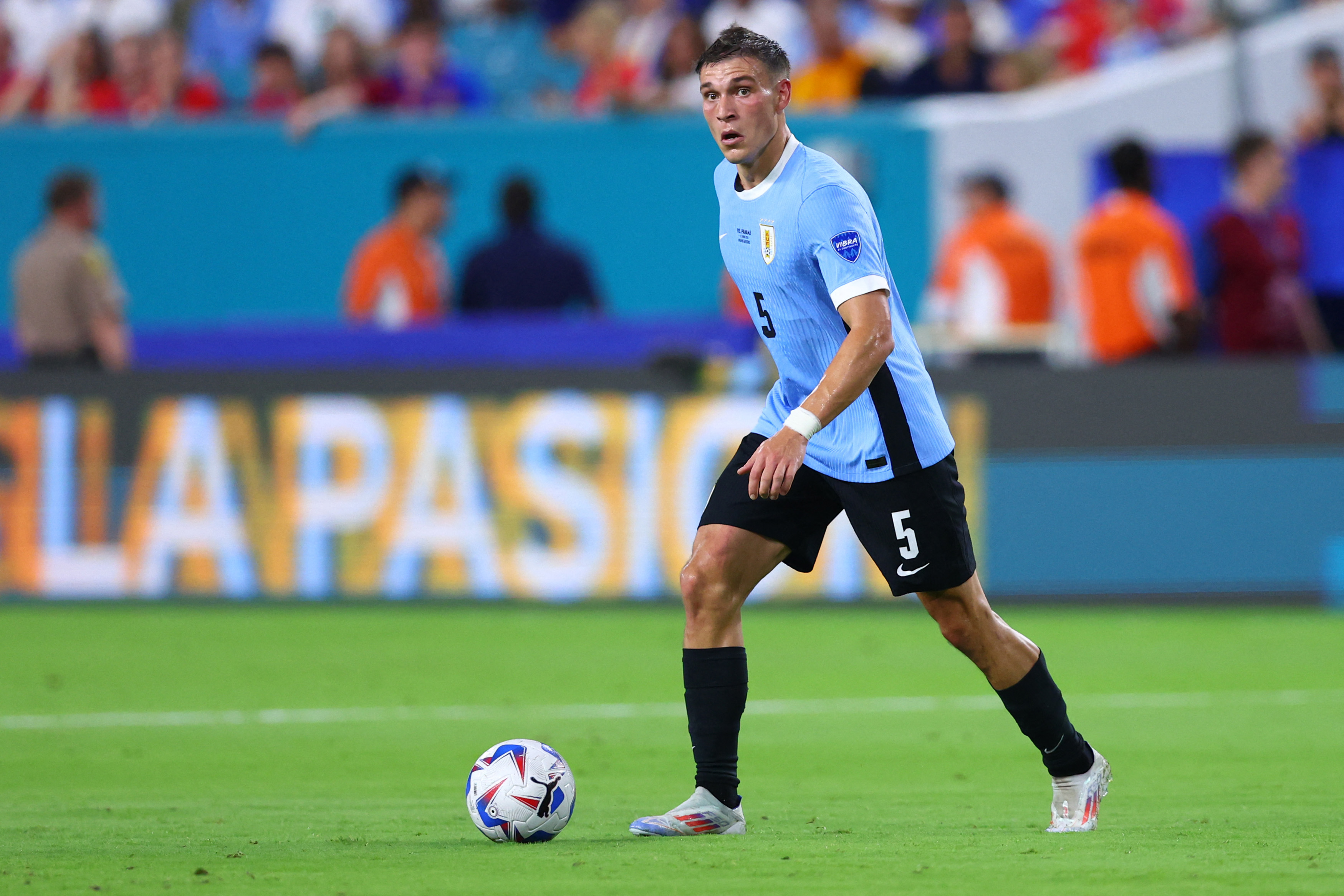 MIAMI GARDENS, FLORIDA - JUNE 23: Manuel Ugarte of Uruguay controls the ball during the CONMEBOL Copa America 2024 Group C match between Uruguay and Panama at Hard Rock Stadium on June 23, 2024 in Miami Gardens, Florida.   Megan Briggs/Getty Images/AFP (Photo by Megan Briggs / GETTY IMAGES NORTH AMERICA / Getty Images via AFP)