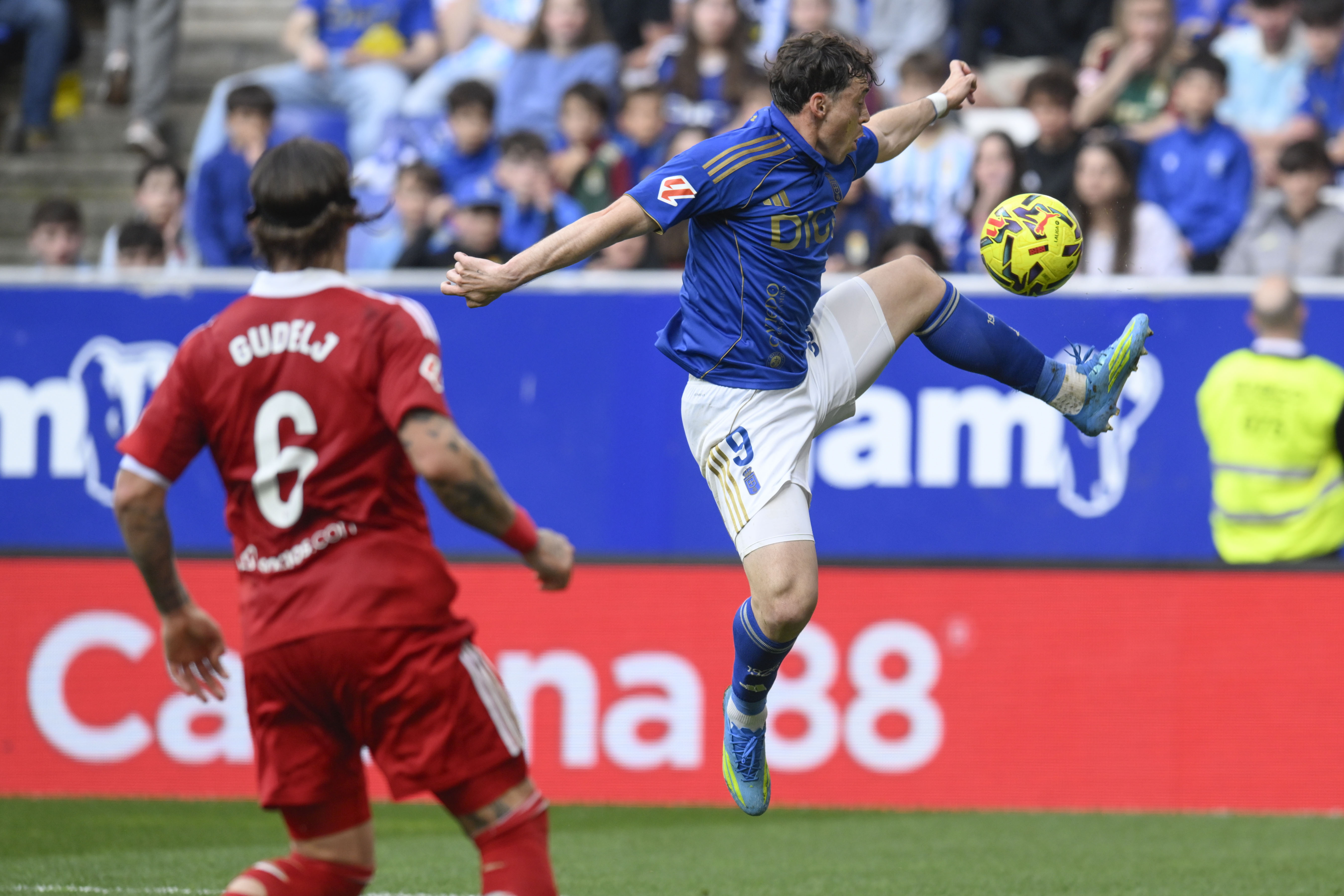 OVIEDO, 05/04/2026.- El delantero del Oviedo Federico Viñas (d) disputa un balón con el centrocampista del Sevilla Nemanja Gudelj (i) durante el partido de la jornada 30 de LaLiga EA Sports entre Real Oviedo y Sevilla FC, este domingo en el estadio Carlos Tartiere de Oviedo. EFE/ Eloy Alonso
