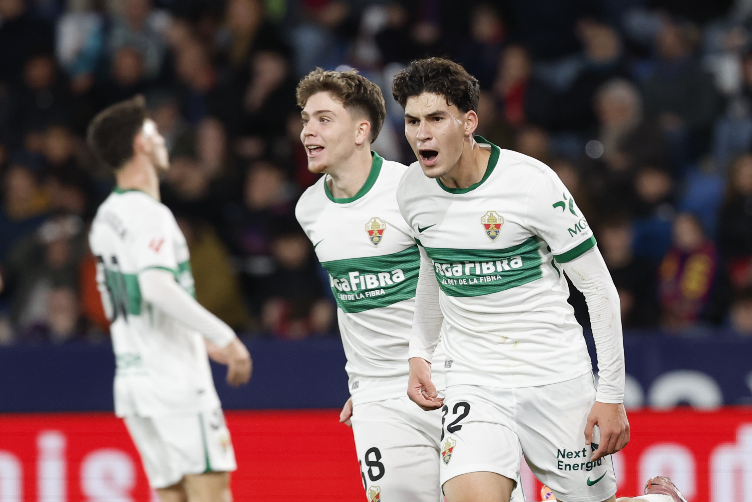 VALENCIA, 23/01/2026.- El delantero del Elche Adam Boayar (d) celebra su gol, segundo de su equipo, durante el partido de la jornada 21 de LaLiga que Levante UD y Elche CF disputan hoy viernes en el estadio Ciutat de Valencia. EFE/Ana Escobar
