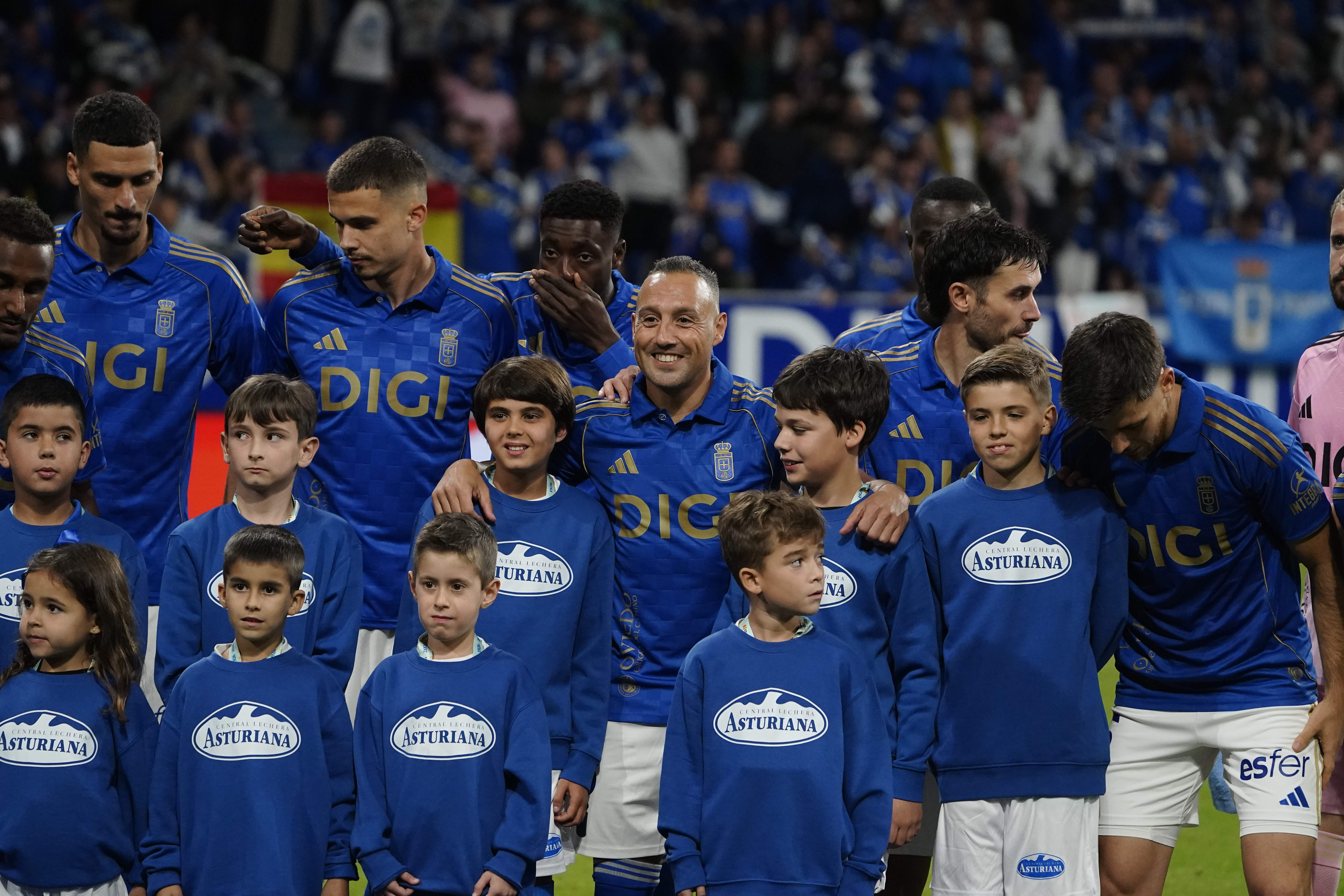 26/09/25 PARTIDO PRIMERA DIVISION 
 REAL OVIEDO - BARCELONA

CAZORLA CON NIÑOS EN LA FOTO DE EQUIPO EN EL PASADO PARTIDO