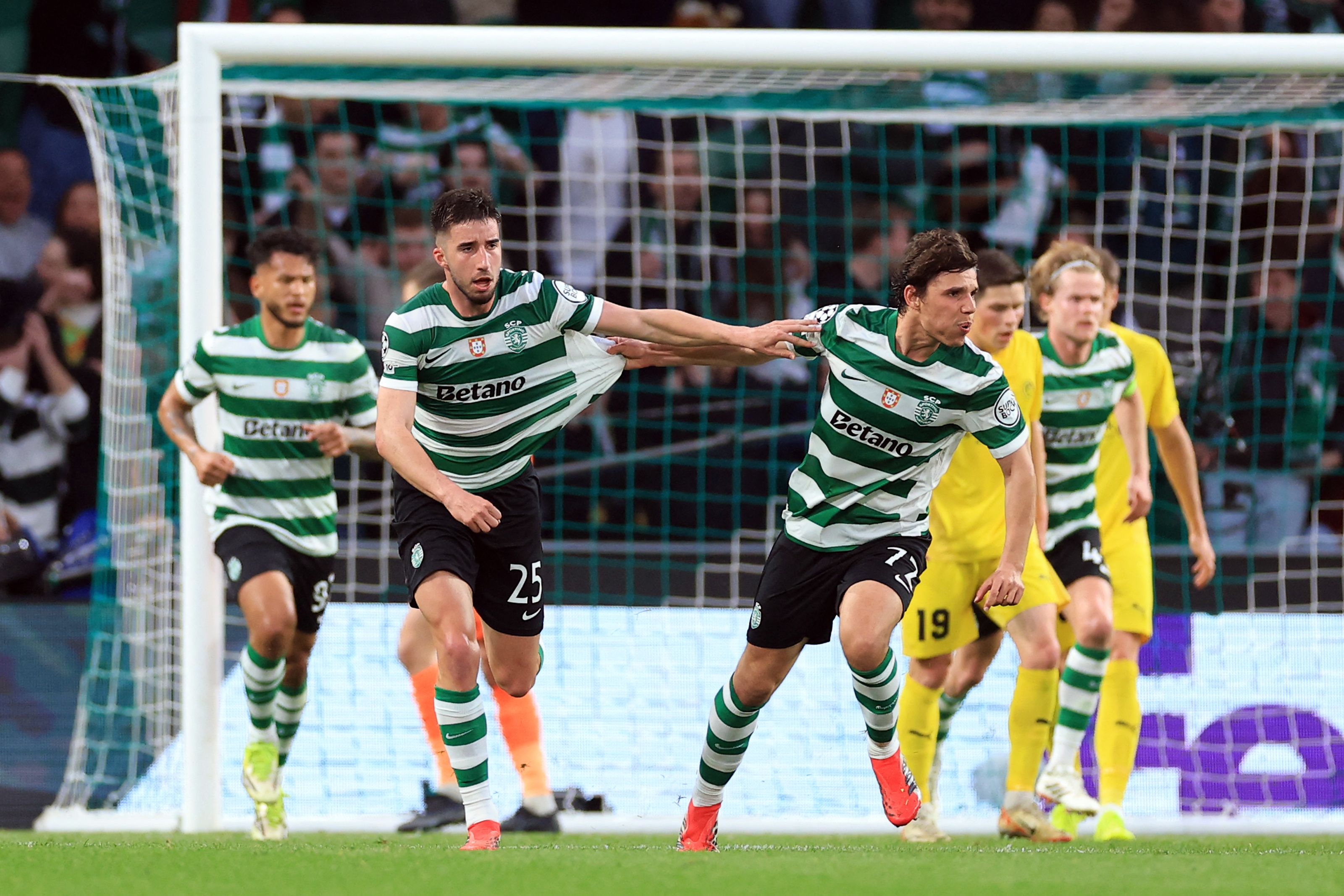 Sporting Lisbon's Portuguese defender #25 Goncalo Inacio (2L) celebrates scoring the opening goal during the UEFA Champions League last 16 second leg football match between Sporting CP and Bodoe/Glimt at Jose Alvalade stadium in Lisbon on March 17, 2026. (Photo by PATRICIA DE MELO MOREIRA / AFP)