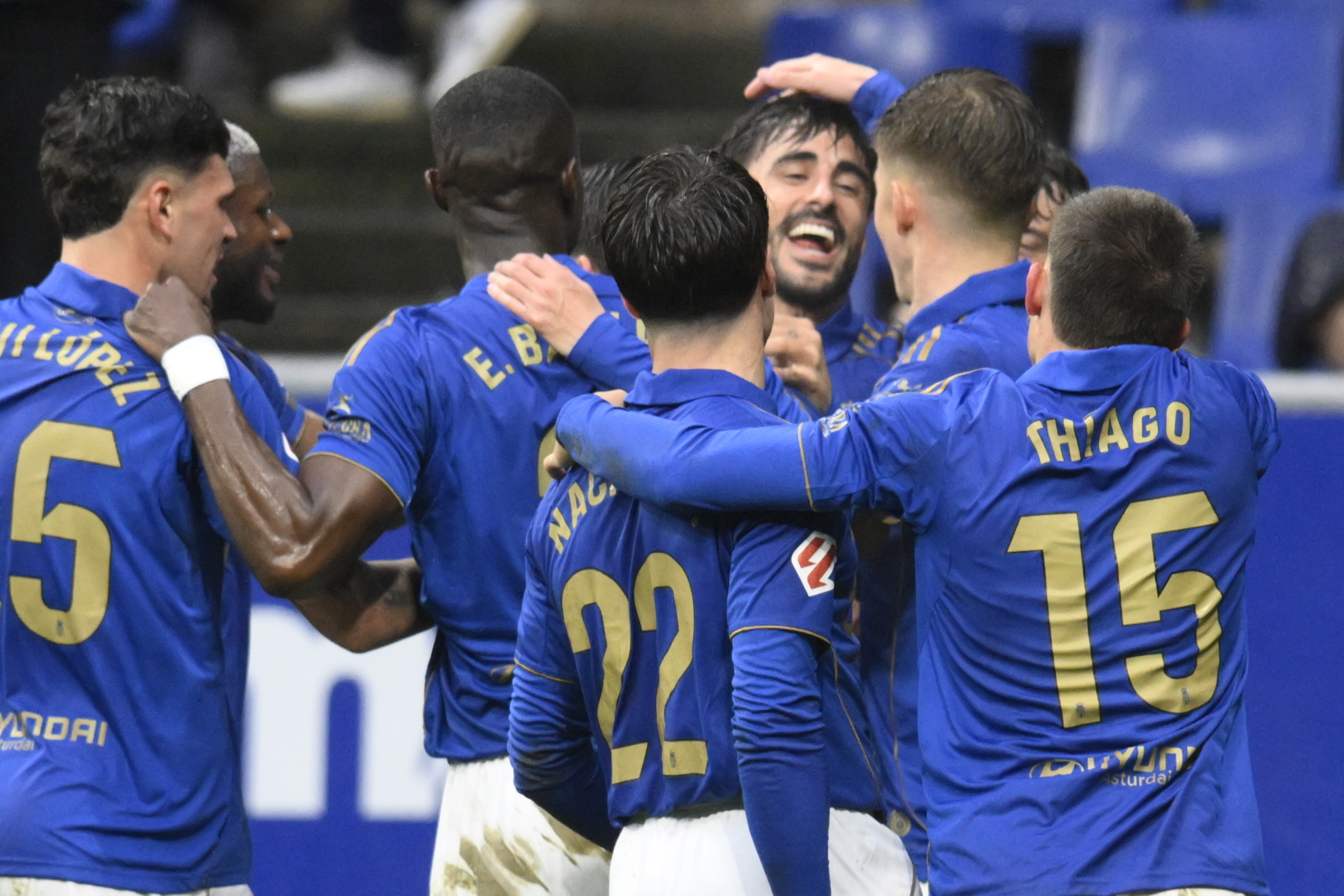 El Oviedo se agarra a Primera: victoria merecida ante el Valencia