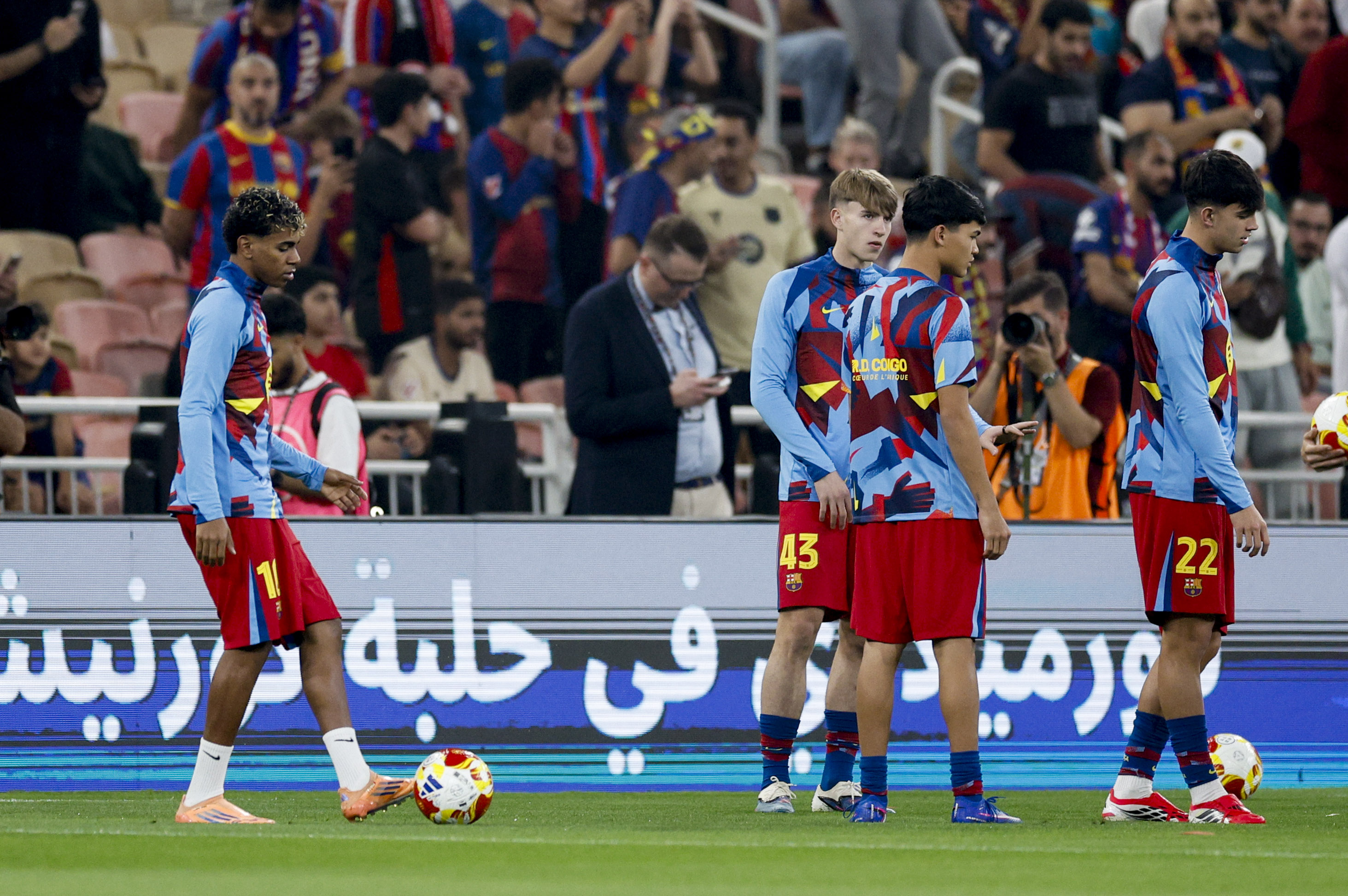 YEDA (ARABIA SAUDÍ), 07/01/2026.- El delantero del Barça Lamine Yamal calienta antes del partido de la Supercopa de España que disputan ante el Athletic Club, este miércoles en el estadio Alinma Bank Stadium at King Abdullah Sport, en Yeda. EFE/Kai Forsterling
