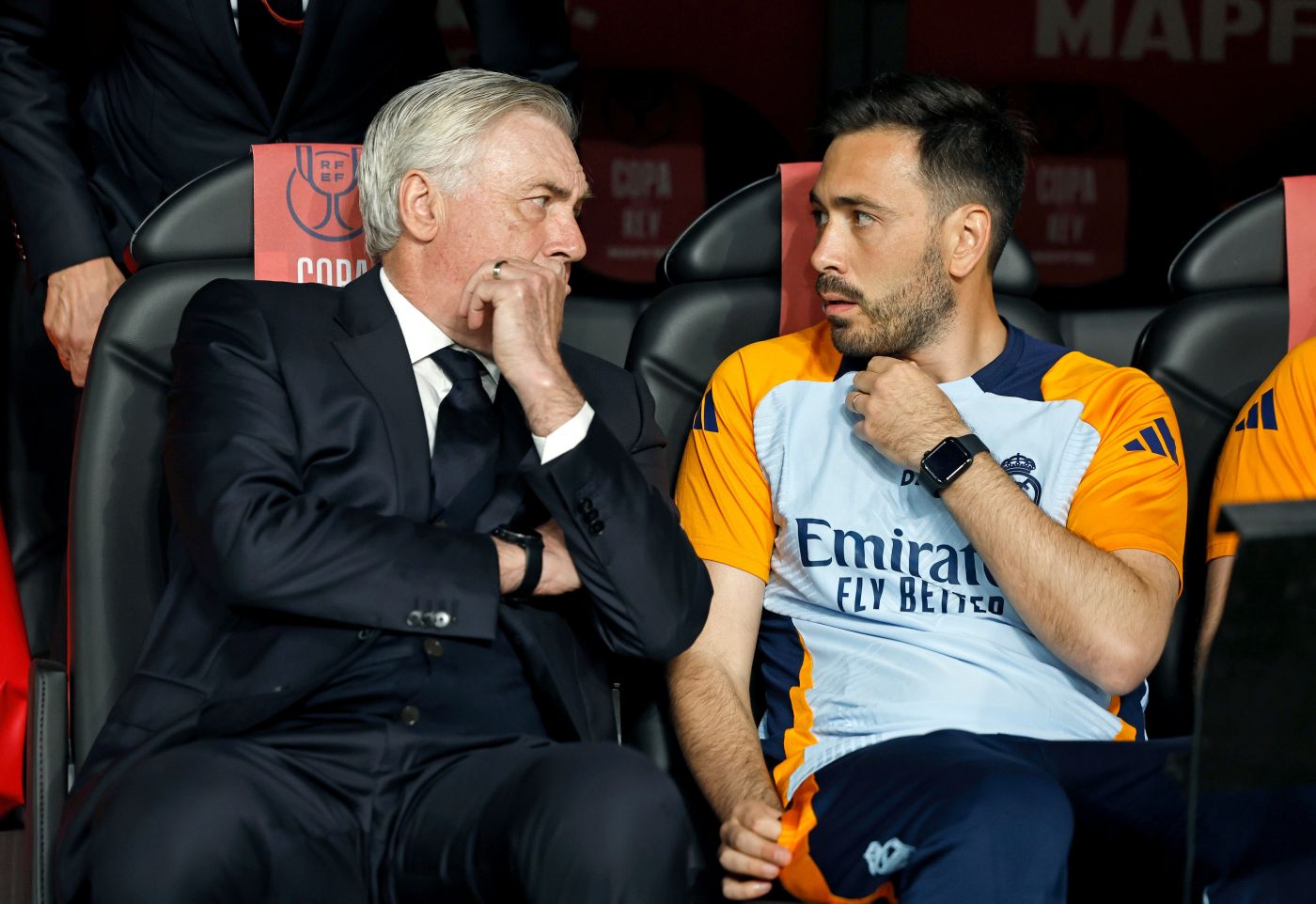 Carlo Ancelotti y su hijo Davide, en un partido con el Real Madrid.