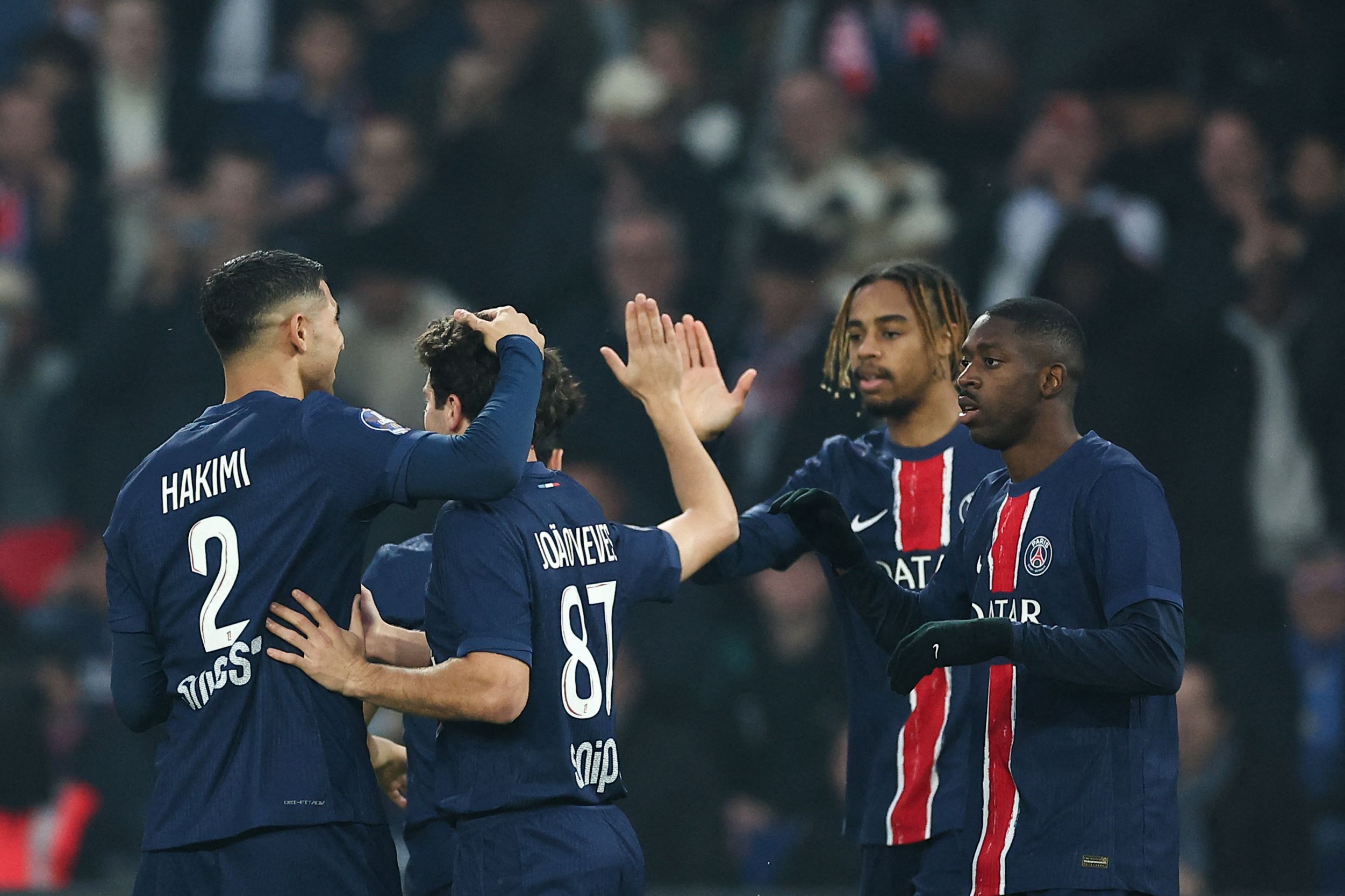 Ousmane Dembele celebra un gol con Bradley Barcola.