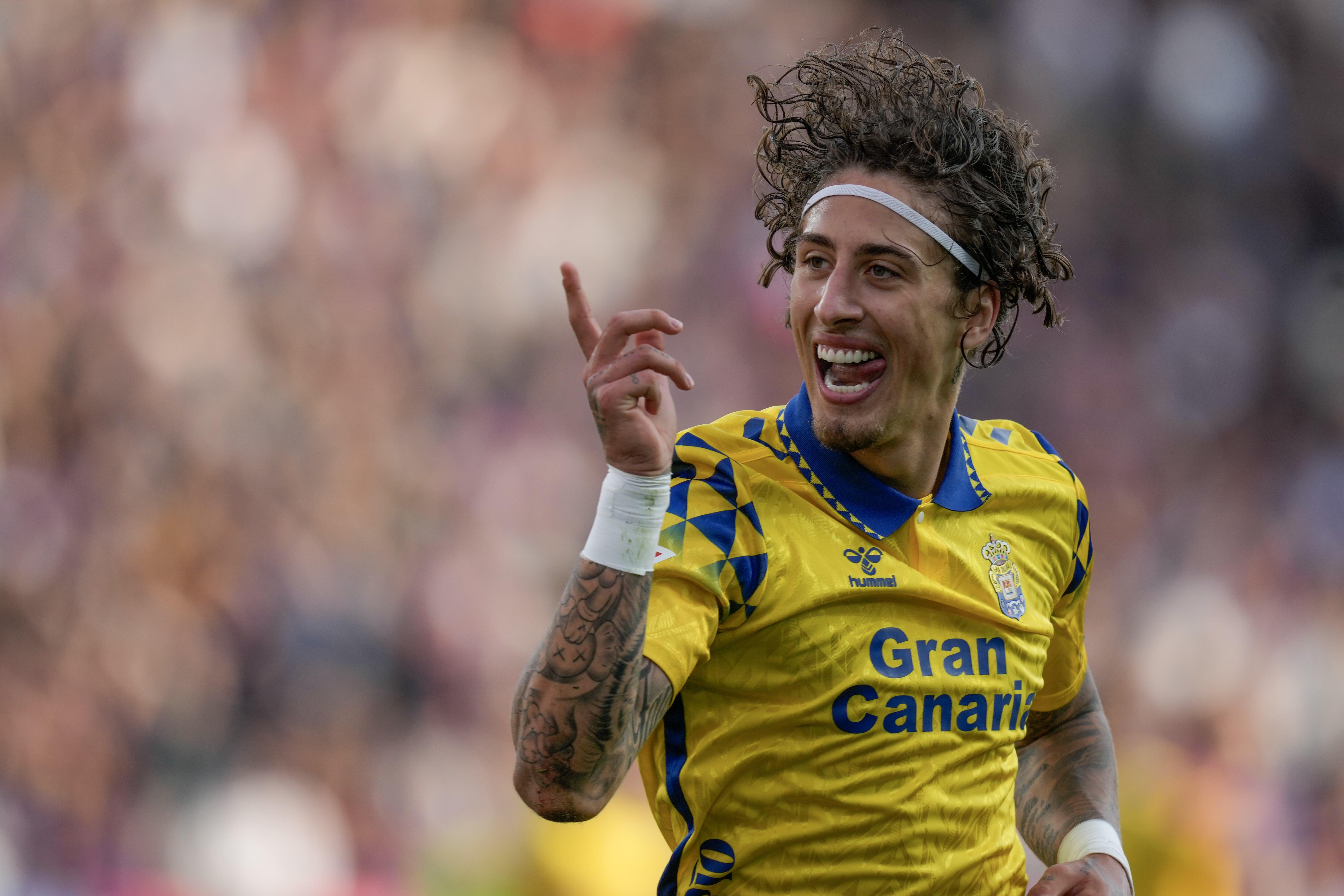 BARCELONA, 30/11/2024.- El delantero de Las Palmas Fabio Silva celebra el gol conseguido durante su partido de LaLiga en el Estadio Olímpico Lluís Companys en Barcelona este sábado. EFE/Enric Fontcuberta