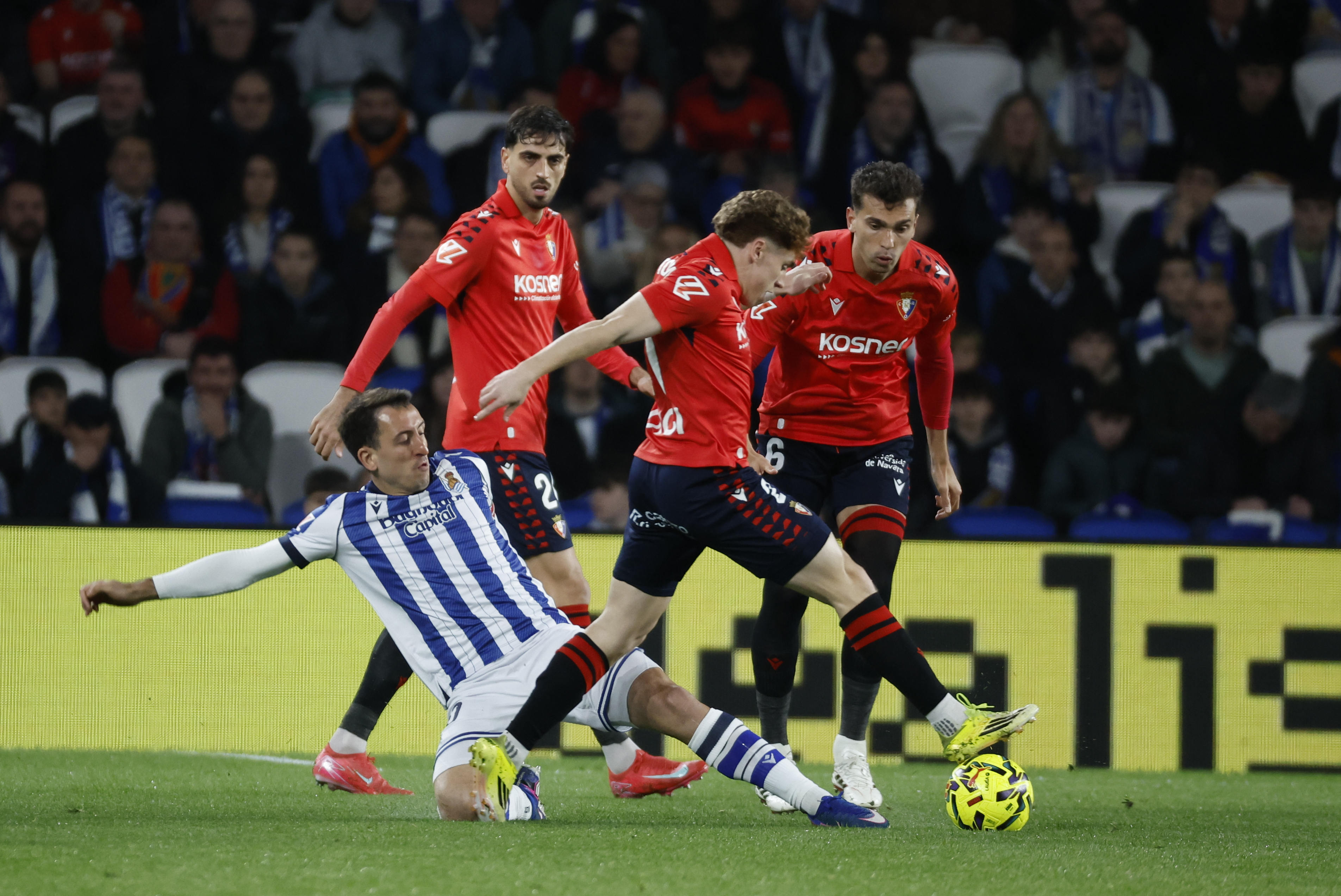 SAN SEBASTIÁN, 15/03/2026.- El delantero de Osasuna, Victor Muñoz (d), intenta llevarse el balón ante el delantero de la Real Sociedad, Mikel Oyarzabal, durante el encuentro correspondiente a la jornada 28 de Laliga EA Sports que disputan este domingo Real Sociedad y Osasuna en el estadio de Anoeta, en San Sebastián. EFE / Juan Herrero.

