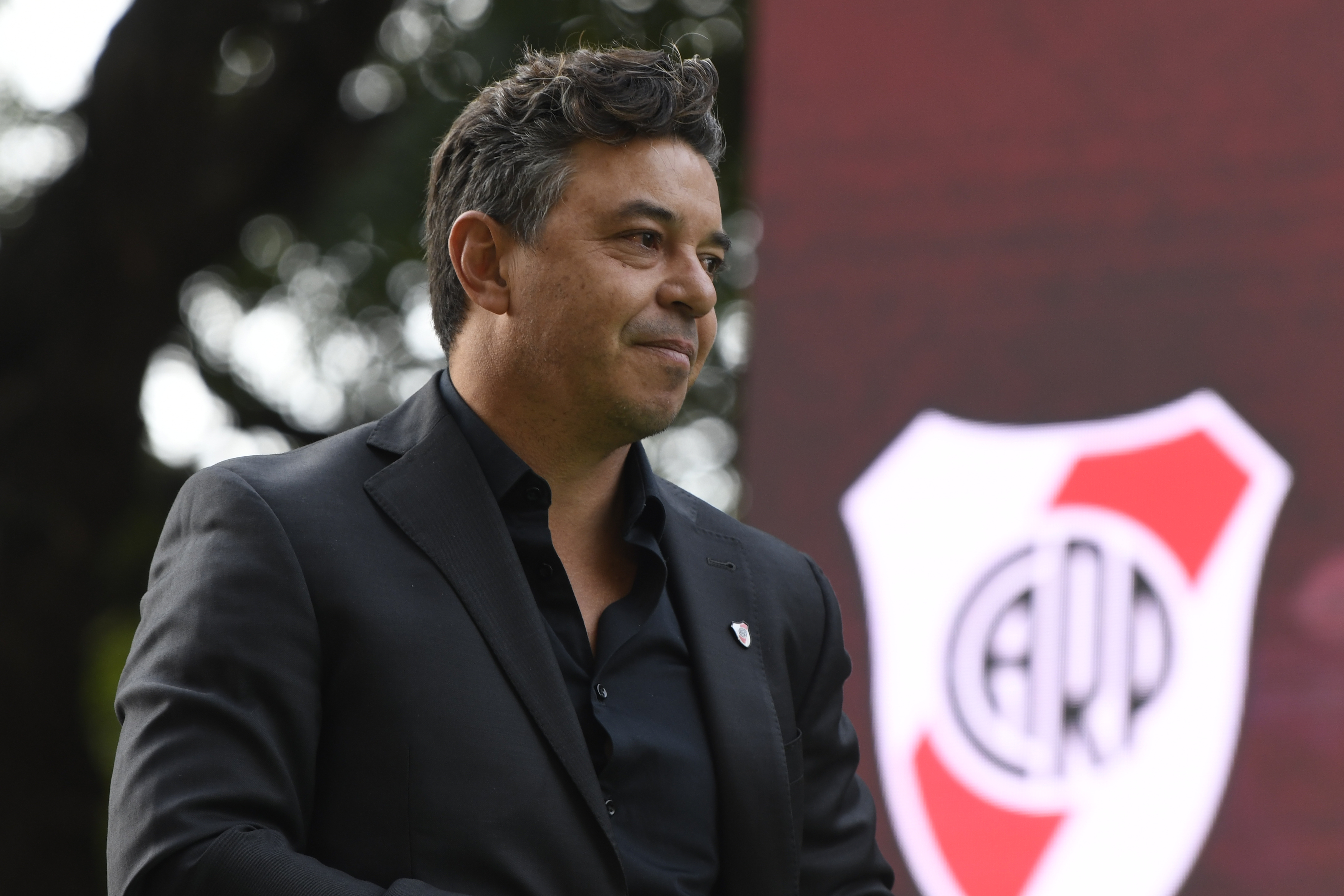 AME2337. BUENOS AIRES (ARGENTINA), 27/05/2023.- Fotografía de archivo del exfutbolista y entrenador argentino Marcelo Gallardo en un homenaje, el 27 de mayo de 2023, en el Estadio Monumental de Núñez en Buenos Aires (Argentina). El técnico más exitoso de la historia de River Plate, Marcelo Gallardo, es el máximo favorito para suceder en el banquillo 'millonario' a Martín Demichelis, quien este domingo dirigió su último encuentro en el Estadio Más Monumental. EFE/ Diego Haliasz ARCHIVO
