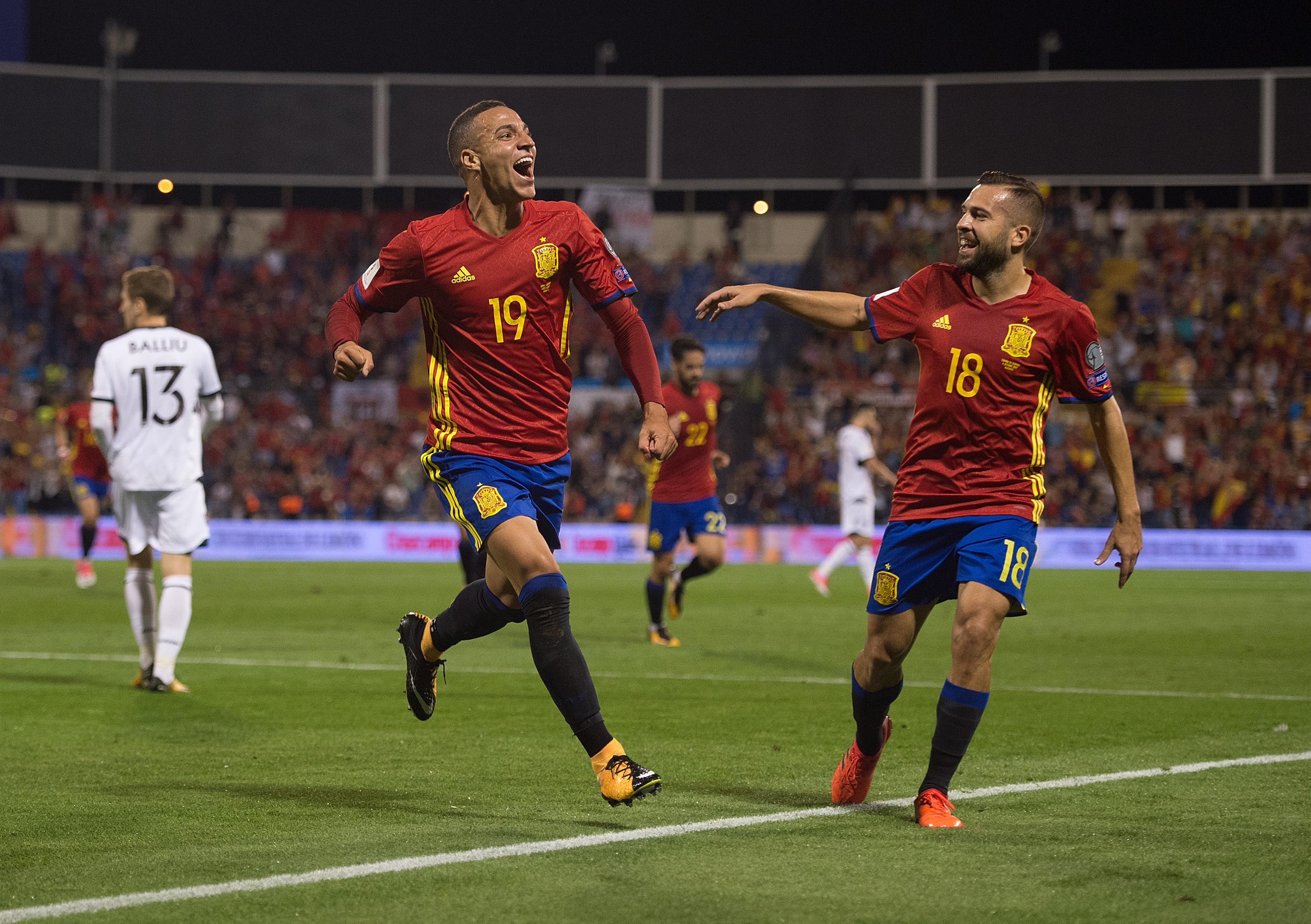 El hispano-brasileño es el cuarto futbolista nacionalizado con más partidos en la historia de la Selección (27). Debutó en octubre de 2014 tras un buen primer tramo de temporada en el Valencia. Rodrigo nunca ha sido una pieza indiscutible en las convocatorias, pero durante varios meses se convirtió en un buen comodín. Uno de esos a los que acuden los entrenadores para desencallar los encuentros. Llegó a disputar el Mundial de Rusia de 2018 y su última convocatoria fue el 2 de junio de 2023.