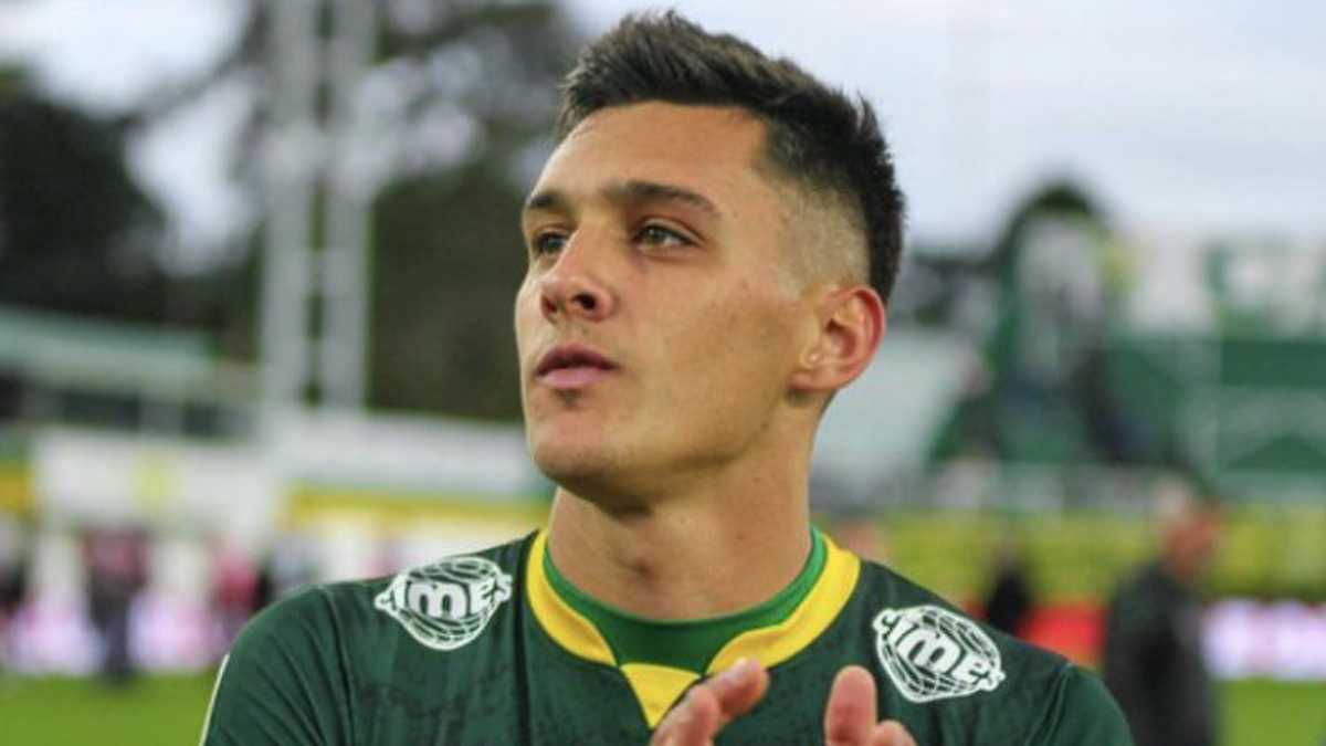 Nazareno Colombo firma en Racing