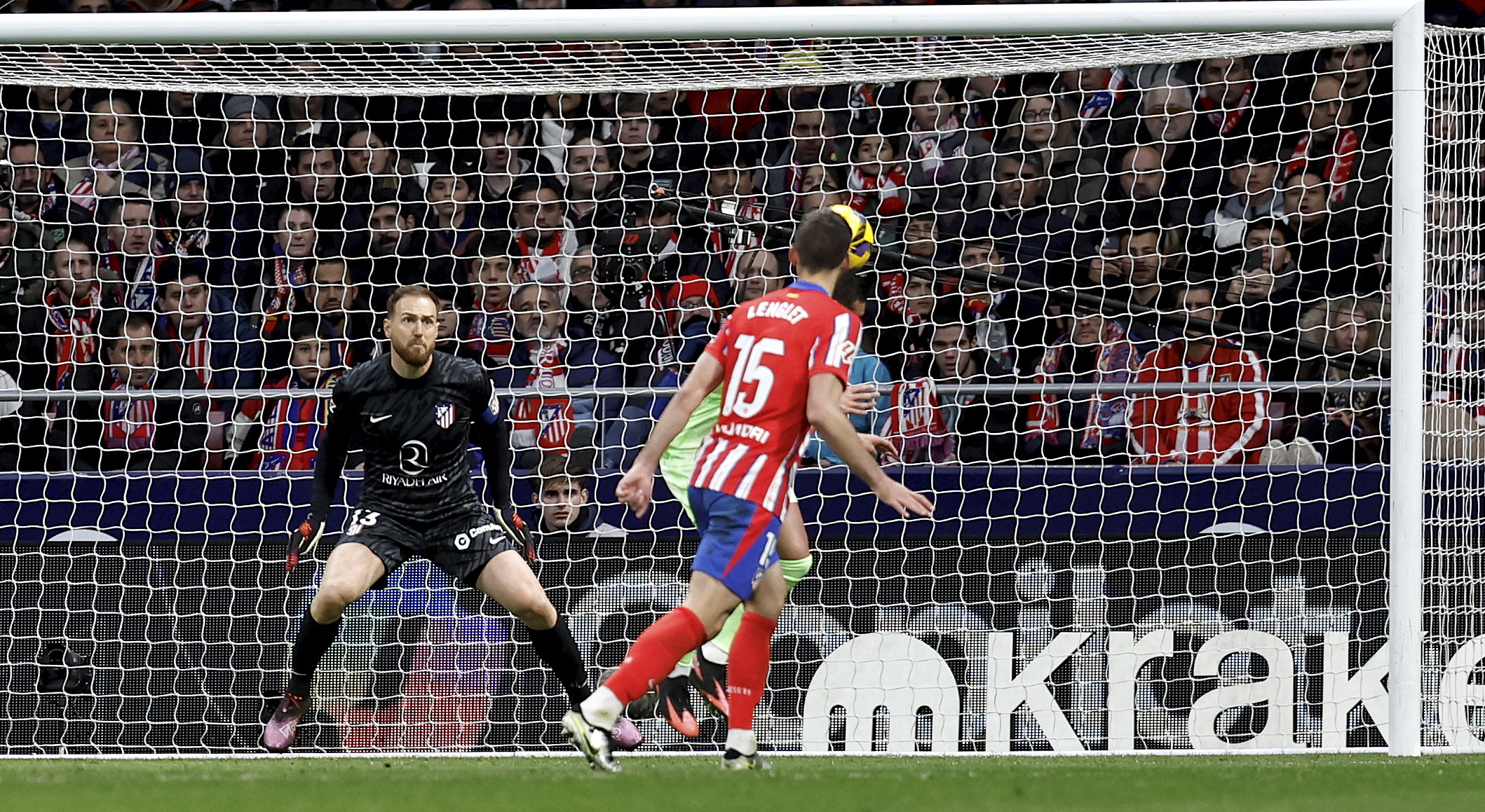 2-2. Centro de Raphinha y Ferran Torres, tras un gran desmarque, cabecea para batir a Jan Oblak.