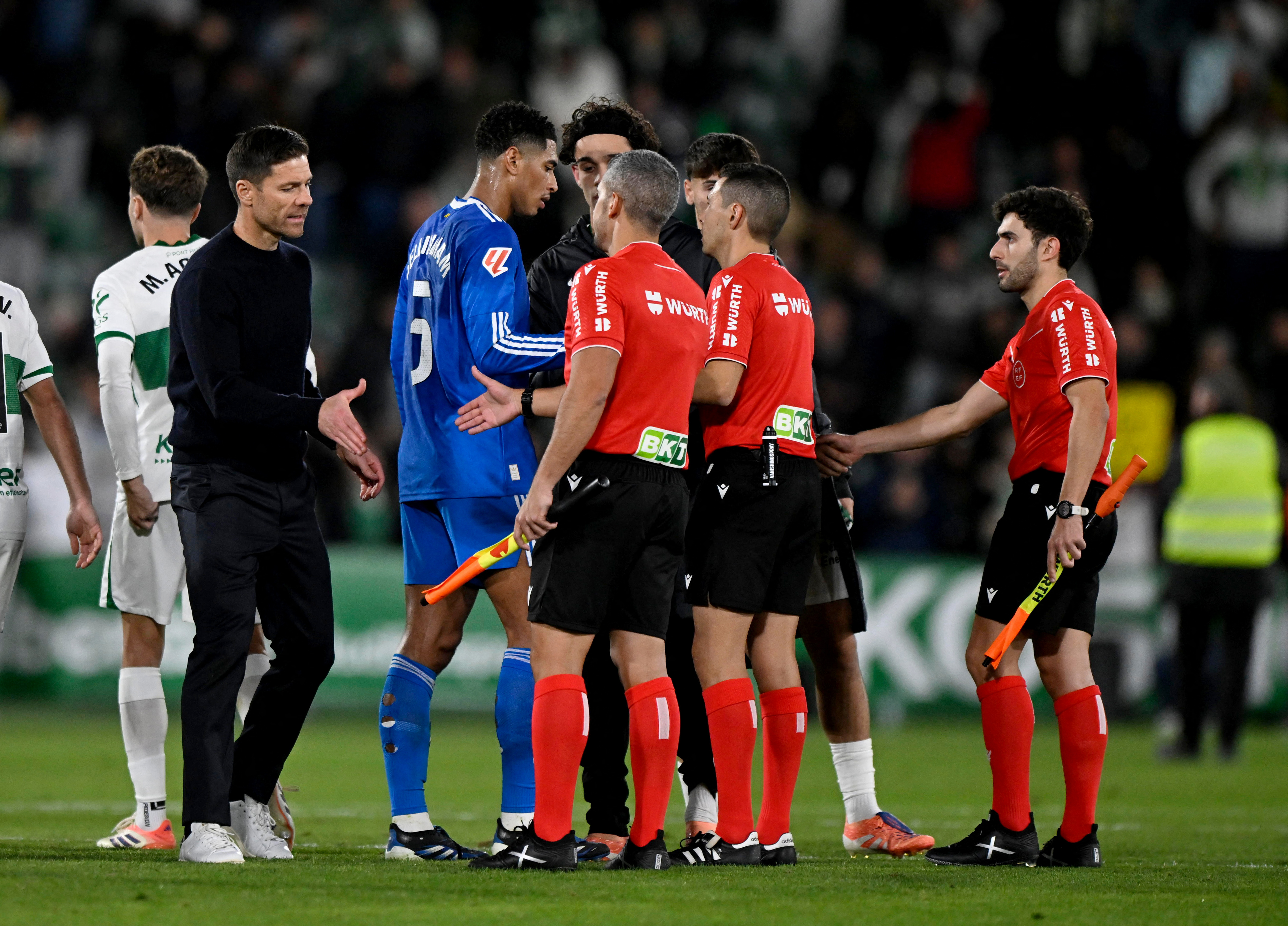 Soccer Football - LaLiga - Elche v Real Madrid - Estadio Manuel Martinez Valero, Elche, Spain - November 23, 2025 Real Madrid coach Xabi Alonso with referee Francisco Jose Hernandez Maeso after the match REUTERS/Pablo Morano