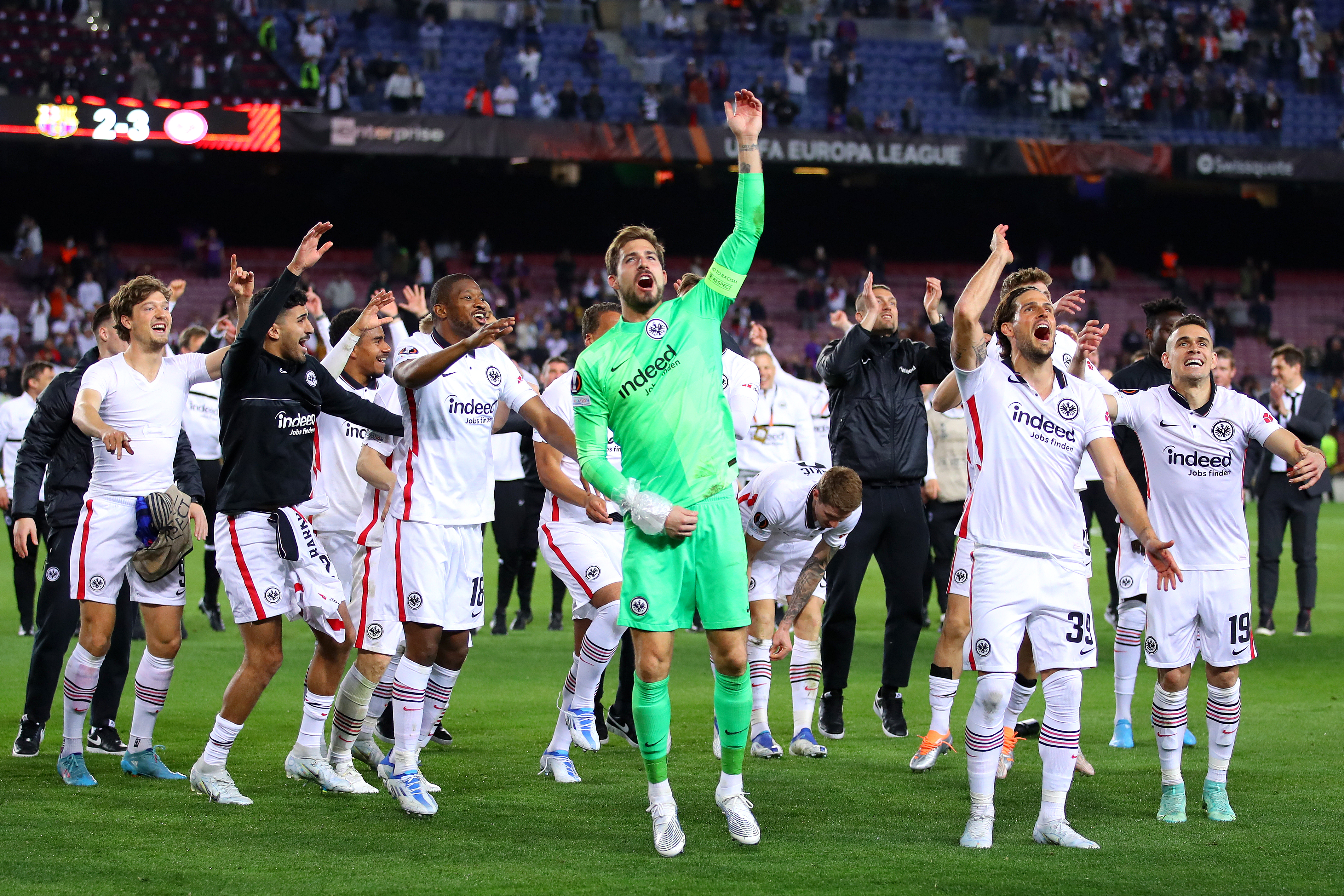 BARCELONA, SPAIN - APRIL 14: Kevin Trapp, Goncalo Paciencia and team mates of Eintracht Frankfurt celebrate following their sides victory after the UEFA Europa League Quarter Final Leg Two match between FC Barcelona and Eintracht Frankfurt at Camp Nou on April 14, 2022 in Barcelona, Spain. (Photo by Eric Alonso/Getty Images)
