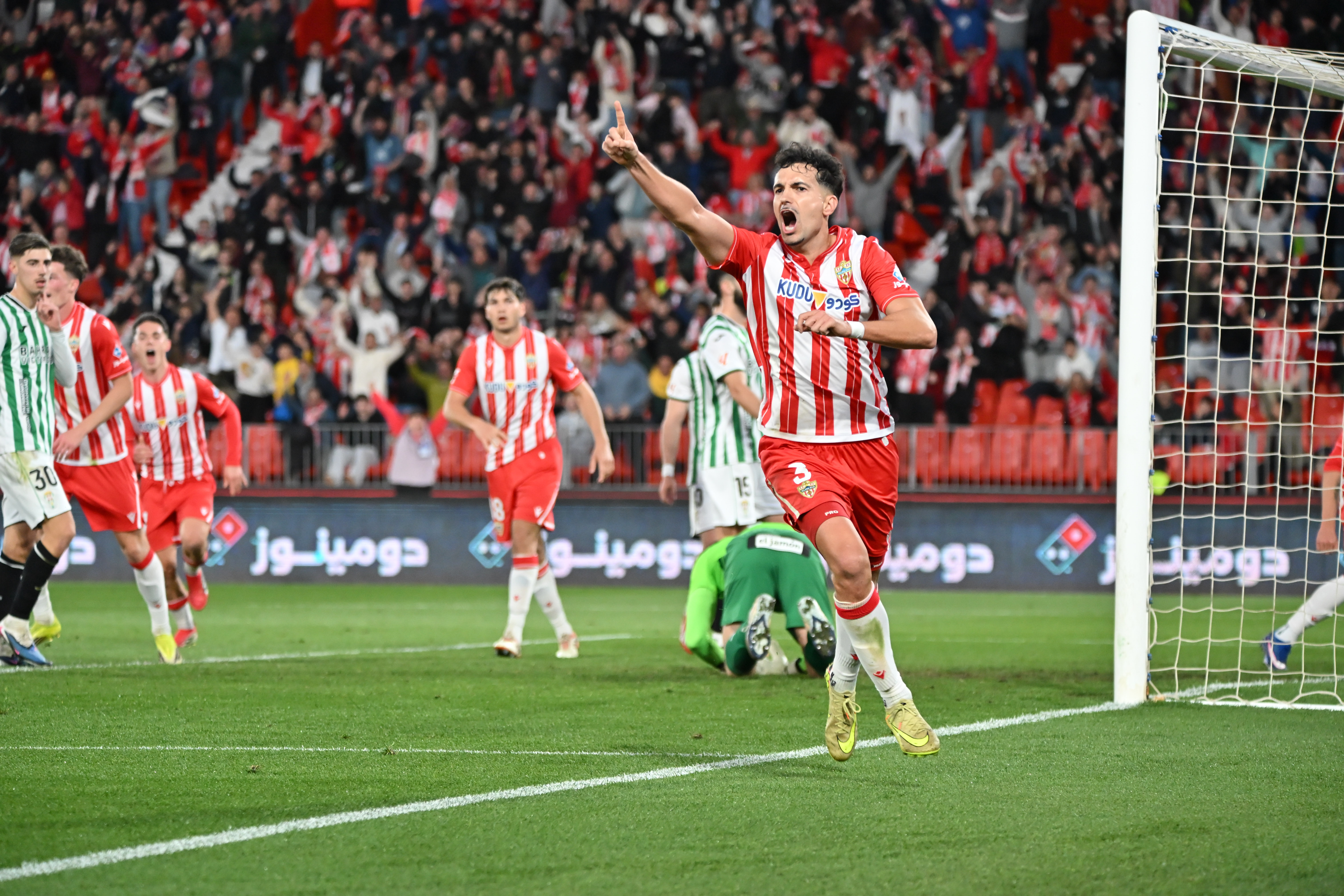 El Almería resiste al Córdoba, que se va irritado con el árbitro