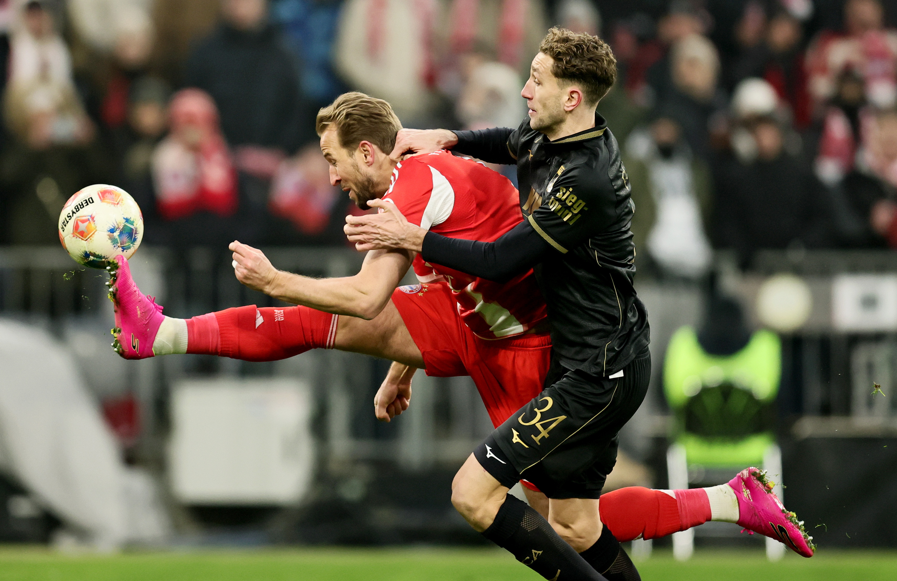 MUNICH (Germany), 24/01/2026.- Harry Kane of Munich (R) and Arthur Chaves of Augsburg in action during the German Bundesliga soccer match between FC Bayern Munich and FC Augsburg in Munich, Germany, 24 January 2026. (Alemania) EFE/EPA/RONALD WITTEK CONDITIONS - ATTENTION: The DFL regulations prohibit any use of photographs as image sequences and/or quasi-video.
