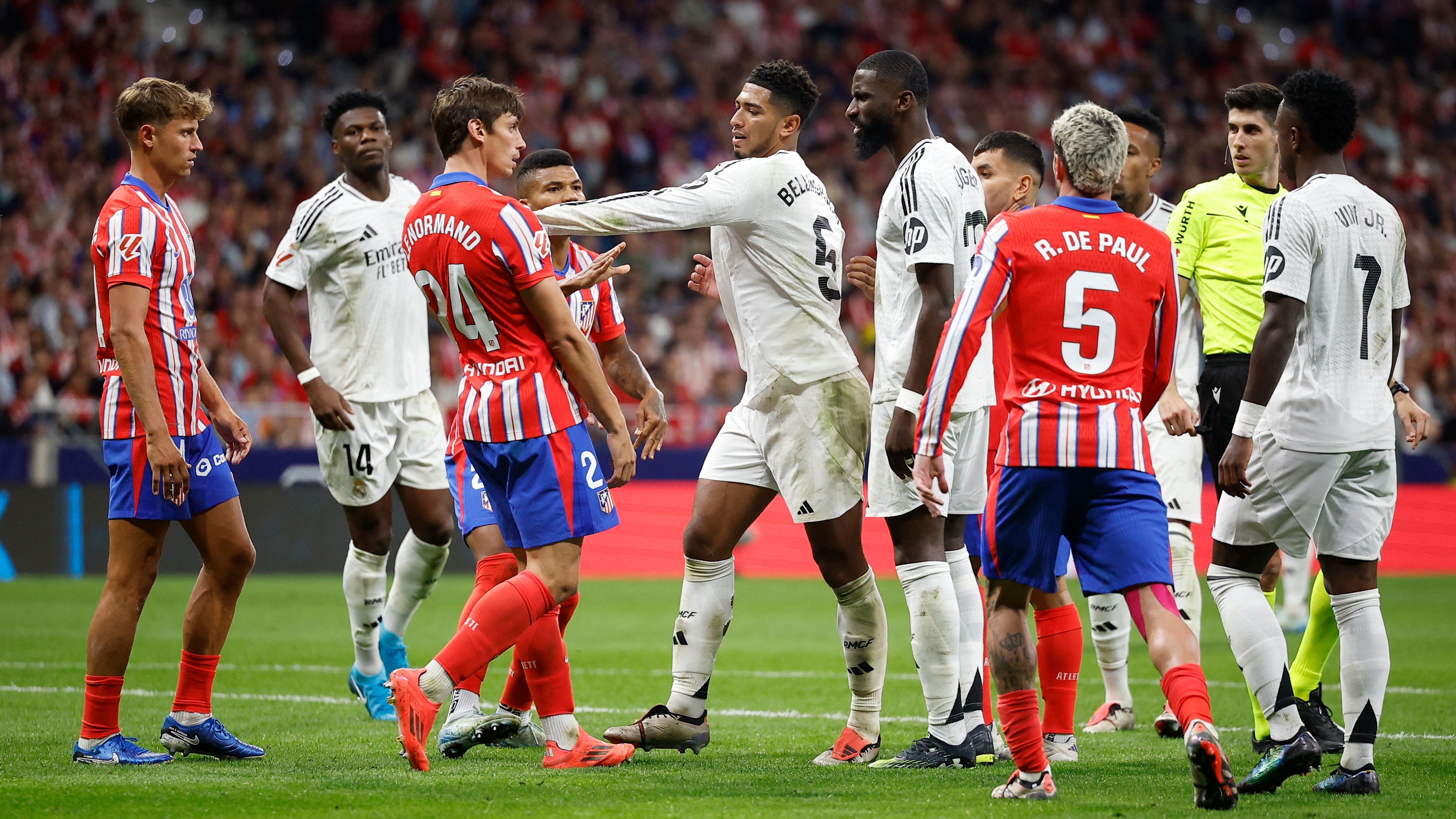 Soccer Football - LaLiga - Atletico Madrid v Real Madrid - Metropolitano, Madrid, Spain - September 29, 2024 Atletico Madrid's Robin Le Normand and Real Madrid's Jude Bellingham clash REUTERS/Juan Medina