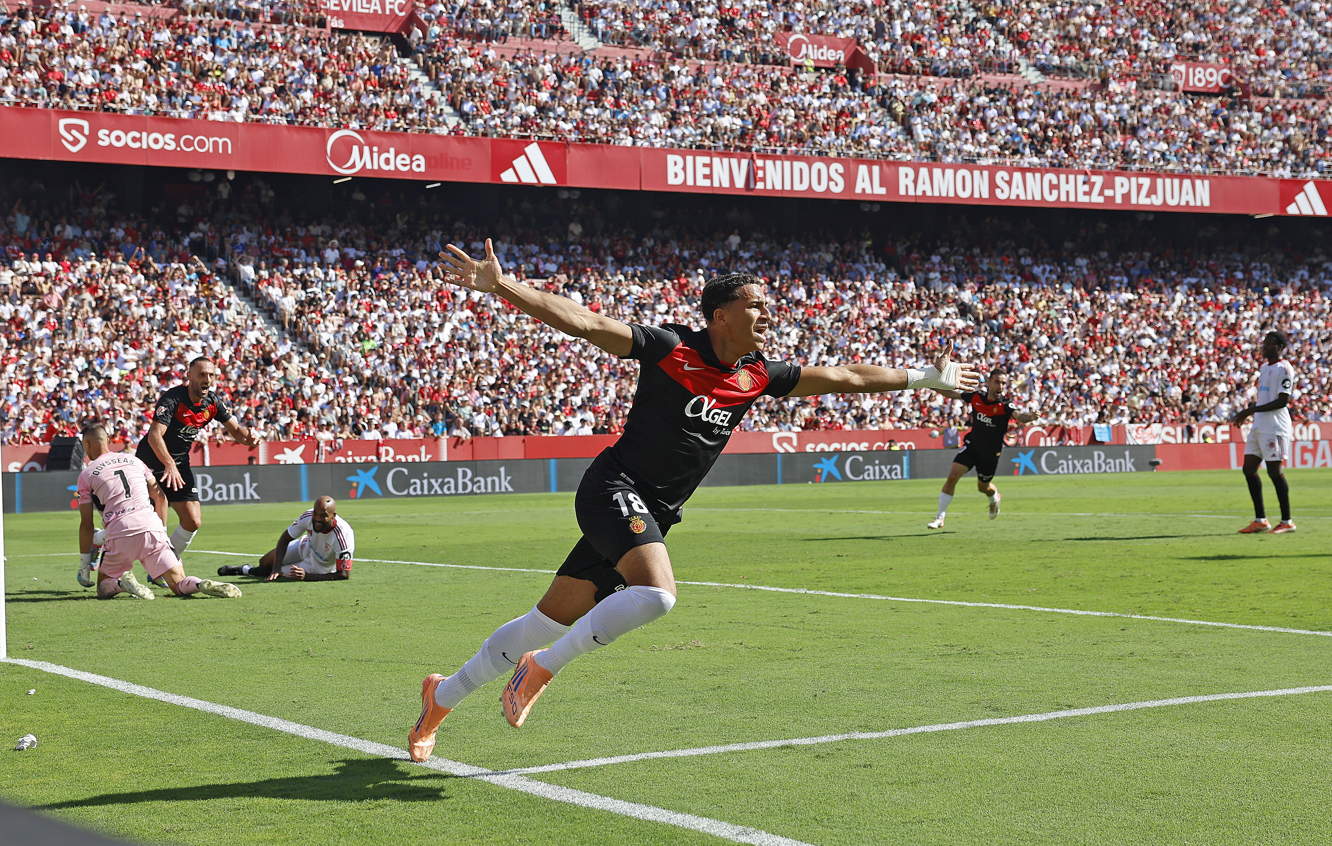 El futbolista cántabro del Mallorca fue gran protagonista de la remontada bermellona. El segundo gol fue una lección de aprovechar las ocasiones que provoca Muriqi.