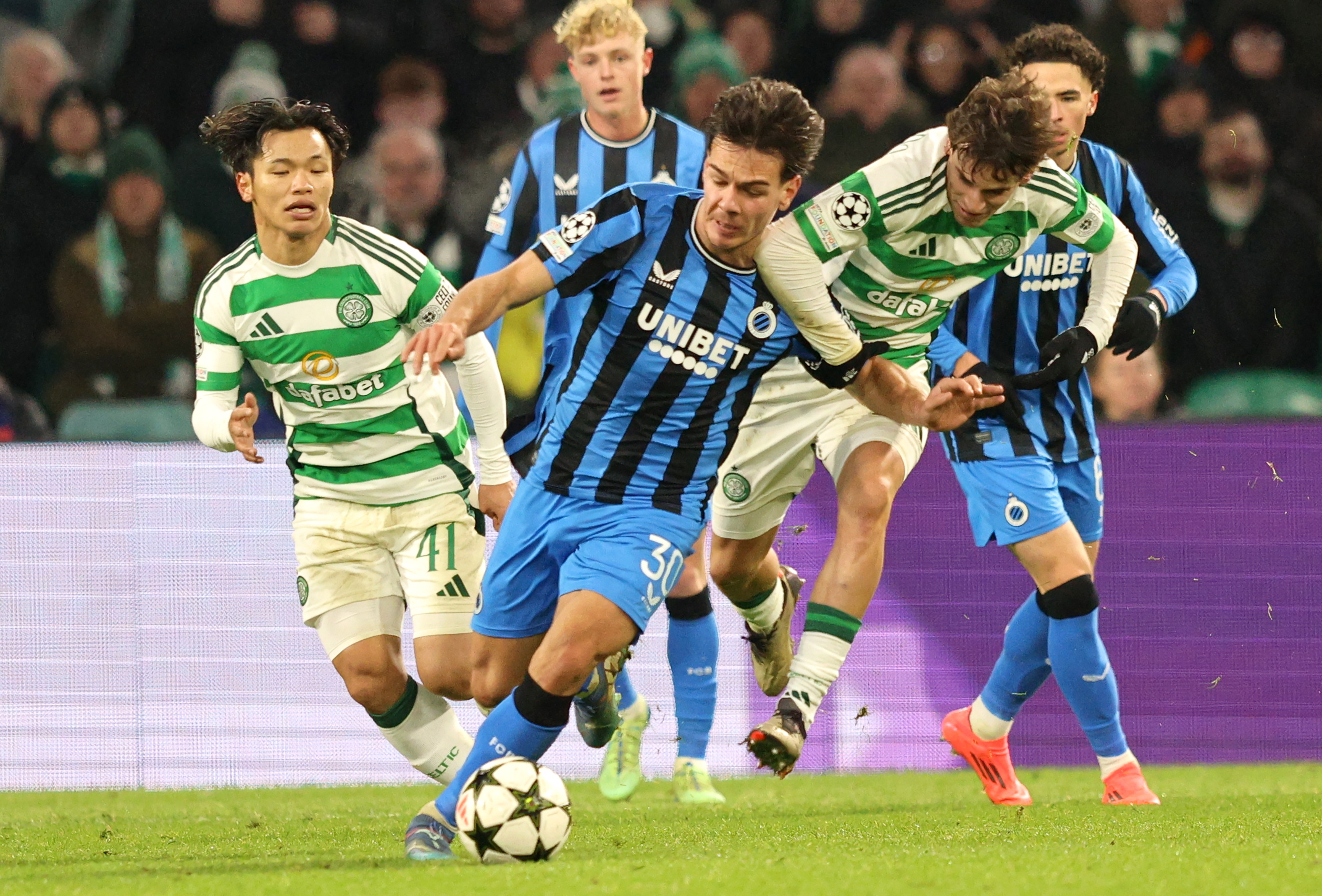 Glasgow (United Kingdom), 27/11/2024.- Reo Hatate (L) of Celtic in action against Ardon Jashari (C) of Brugge during the UEFA Champions League match between Celtic and Club Brugge in Glasgow, Britain, 27 November 2024. (Liga de Campeones, Reino Unido) EFE/EPA/ROBERT PERRY
