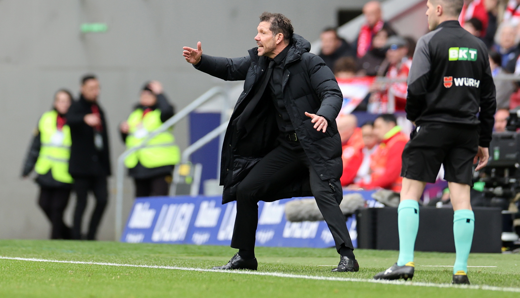 El entrenador rojiblanco Diego Simeone dando instrucciones en la banda. 





