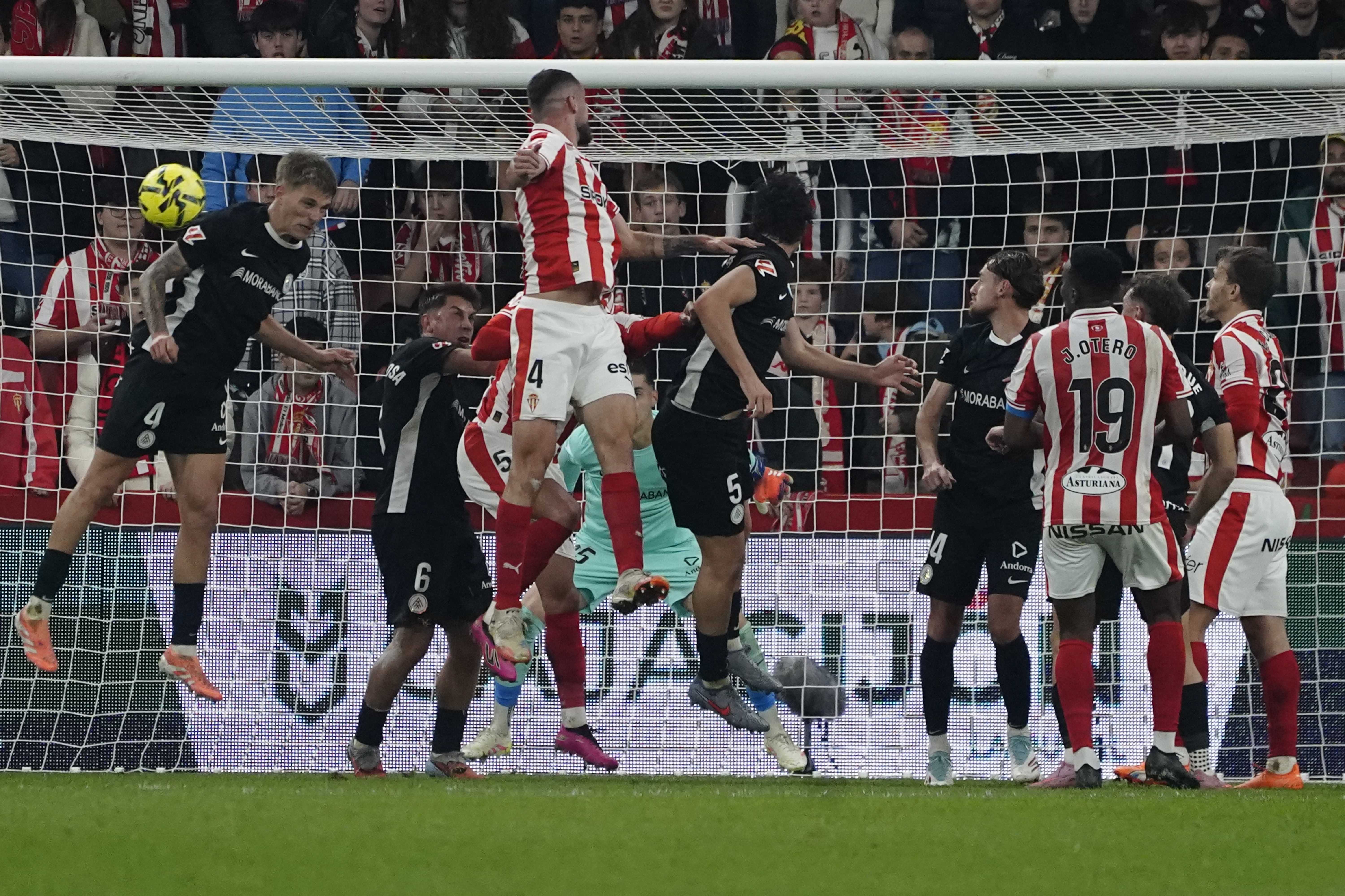 El VAR evita en el último minuto otro desastre en El Molinón