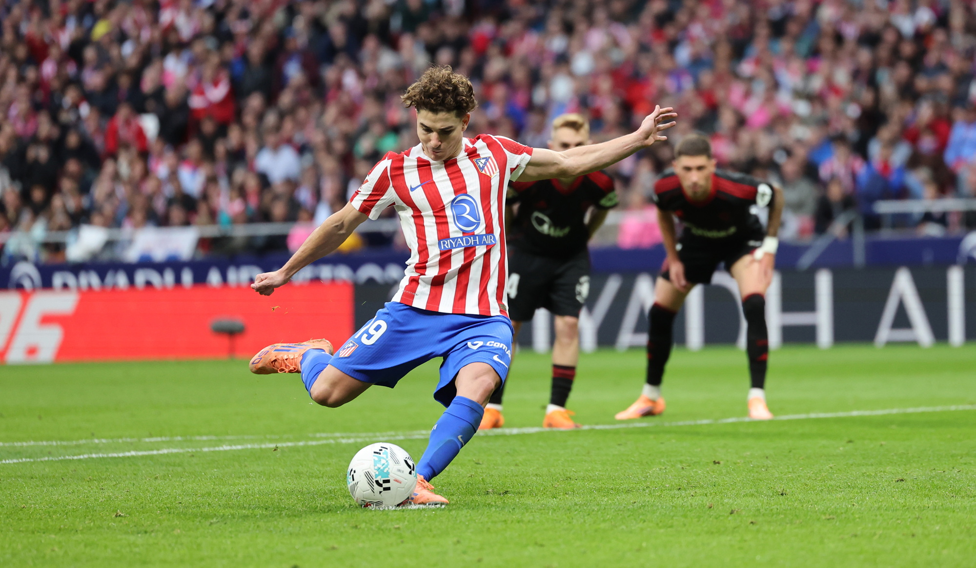Julián Álvarez marca el 1-0 de penalti. 