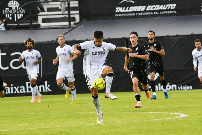 Kuki Zalazar controla un balón en el duelo entre el Ceuta y el Almería. 26/11/2025