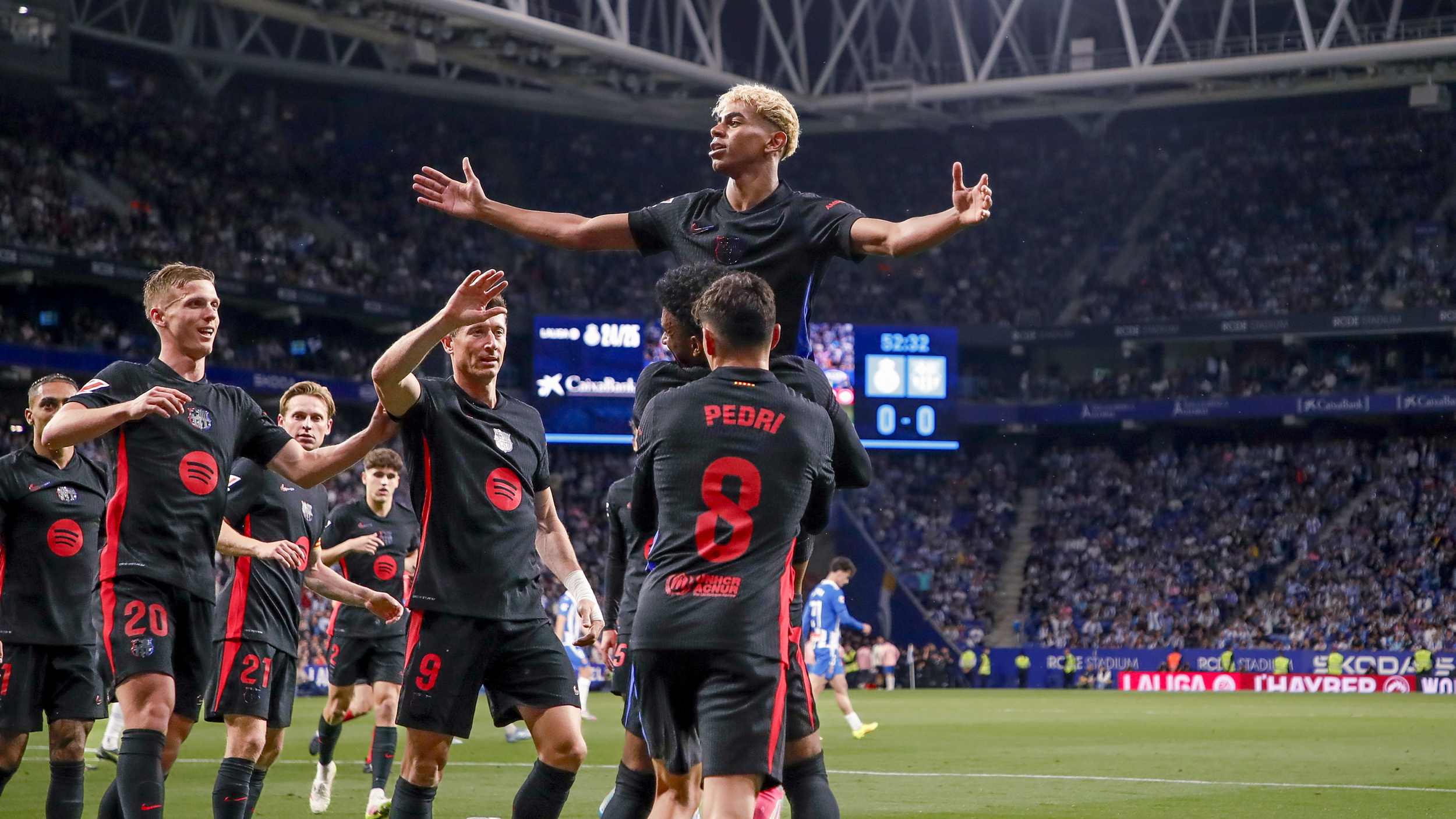 El delantero español del Barcelona Lamine Yamal celebra con sus compañeros el 0-1 al Espanyol en el partido correspondiente a la jornada 36, el 15 de mayo de 2025. El encuentro acabó 0-2 tras el gol de Fermín López. El FC Barcelona se hizo con su 28º título de LaLiga. 
 