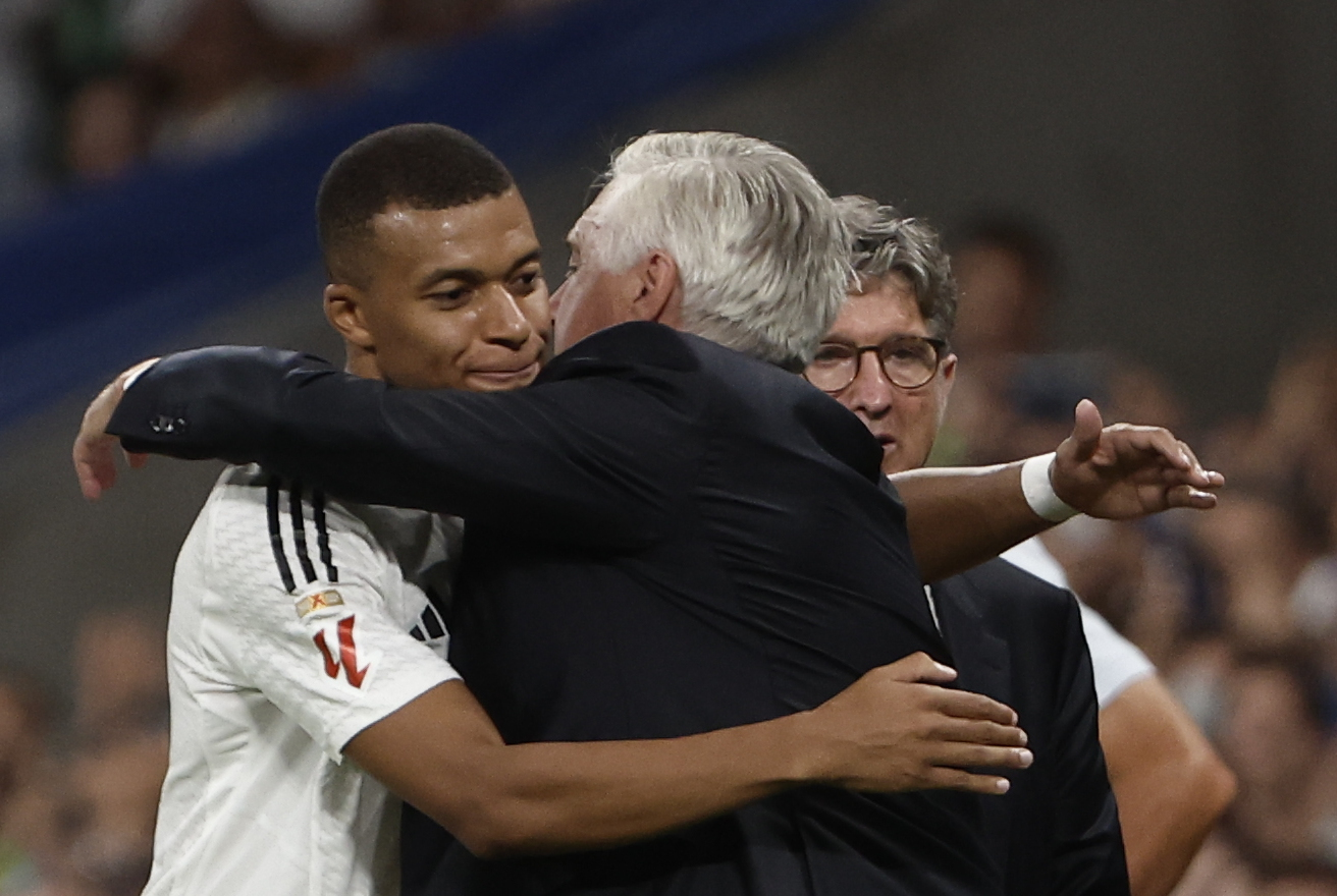 Kylian Mbappé saluda a Carlo Ancelotti