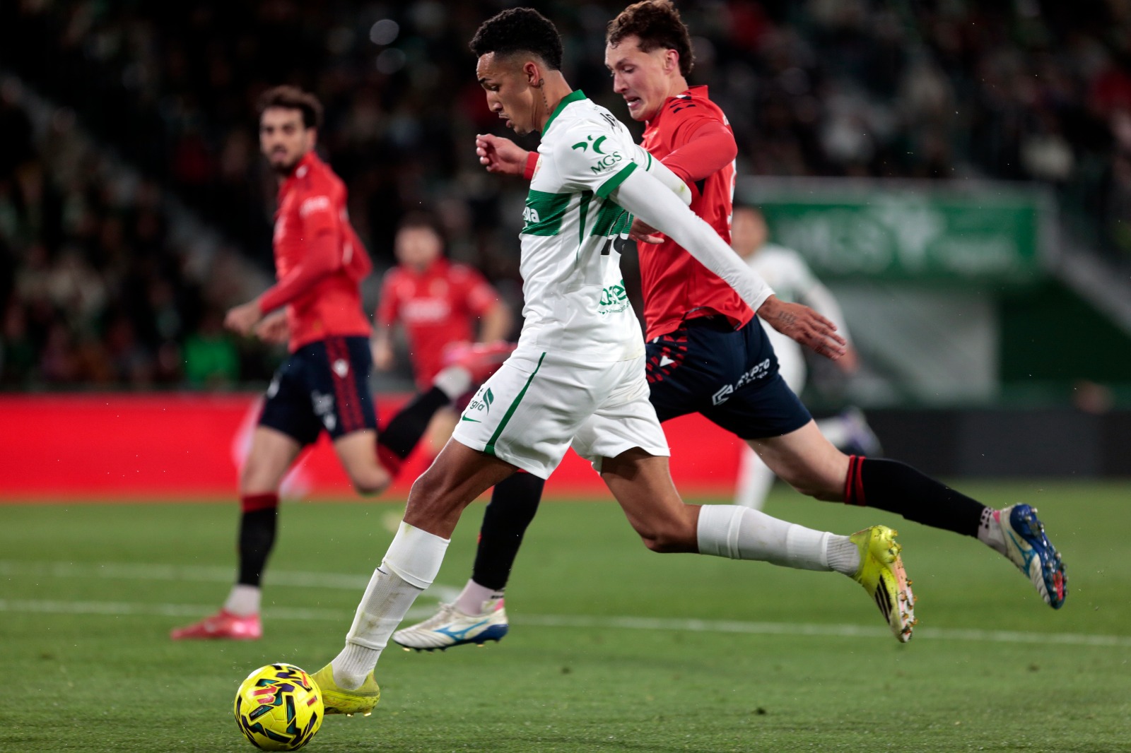 Los tirachinas del Elche tampoco pueden con Herrera